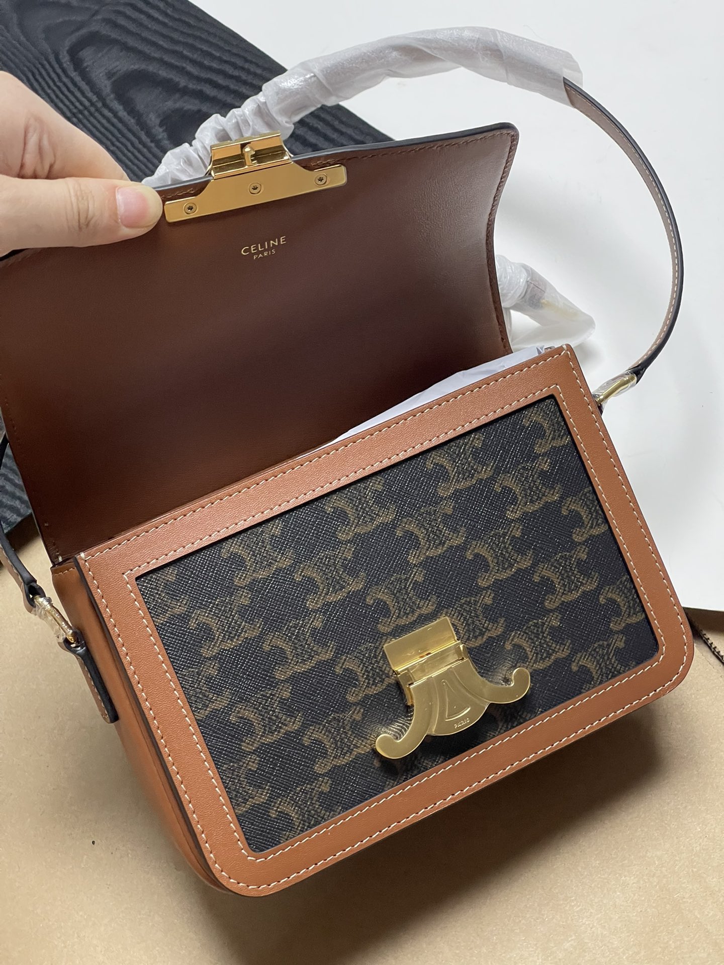 Large size 1050! Trumpet 950! CELINE TRIOMPHE pure original new product new Arc de Triomphe. Dimensions: Small 18.5 TRIOMPHE metal texture lock,
