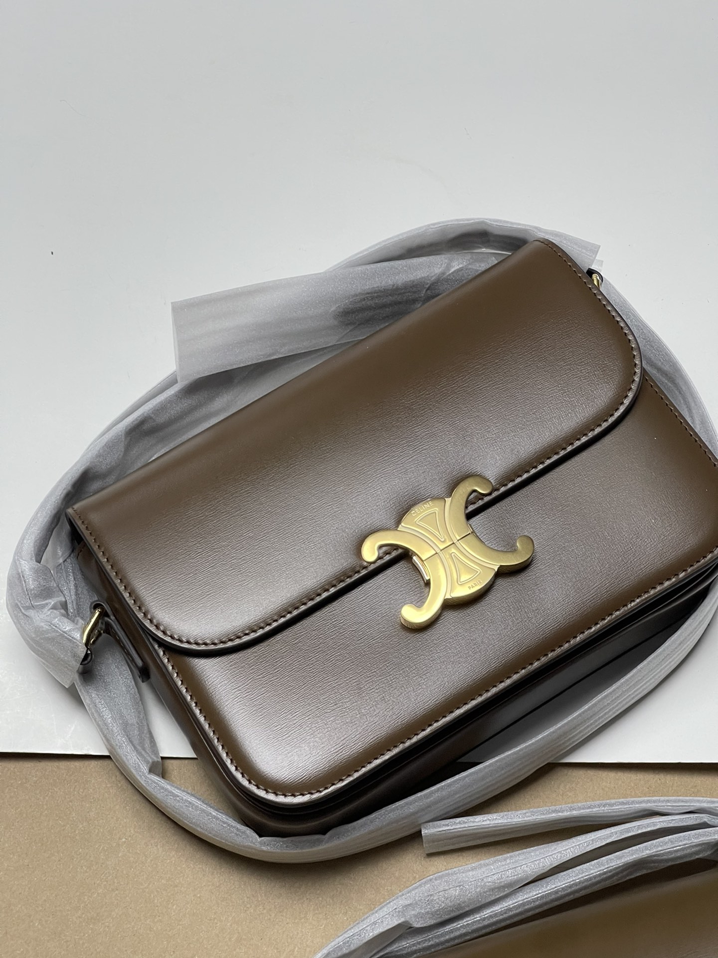 Large size 1050! Trumpet 950! CELINE TRIOMPHE pure original new product new Arc de Triomphe. Dimensions: Small 18.5 TRIOMPHE metal texture lock,