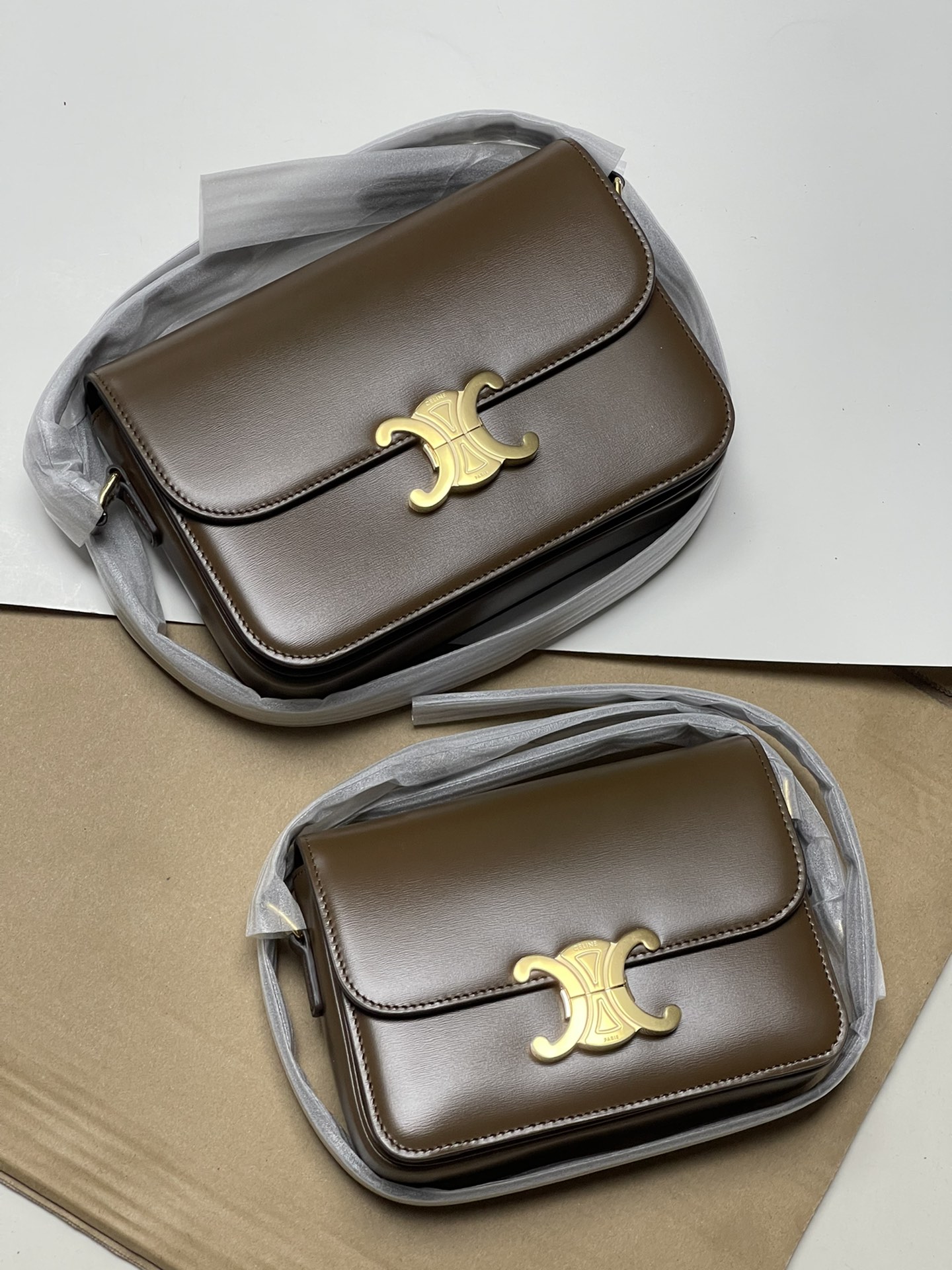 Large size 1050! Trumpet 950! CELINE TRIOMPHE pure original new product new Arc de Triomphe. Dimensions: Small 18.5 TRIOMPHE metal texture lock,