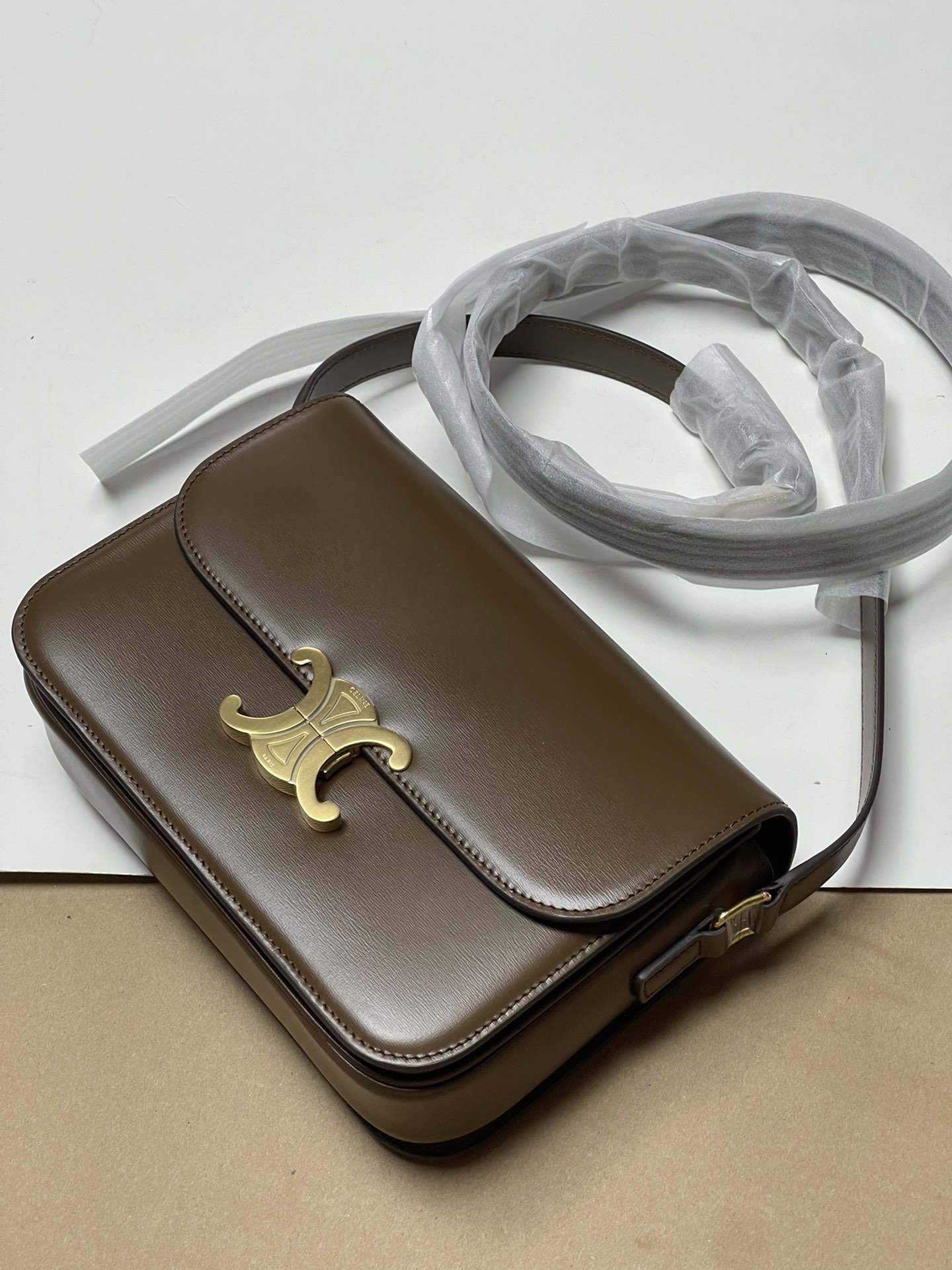 Large size 1050! Trumpet 950! CELINE TRIOMPHE pure original new product new Arc de Triomphe. Dimensions: Small 18.5 TRIOMPHE metal texture lock,