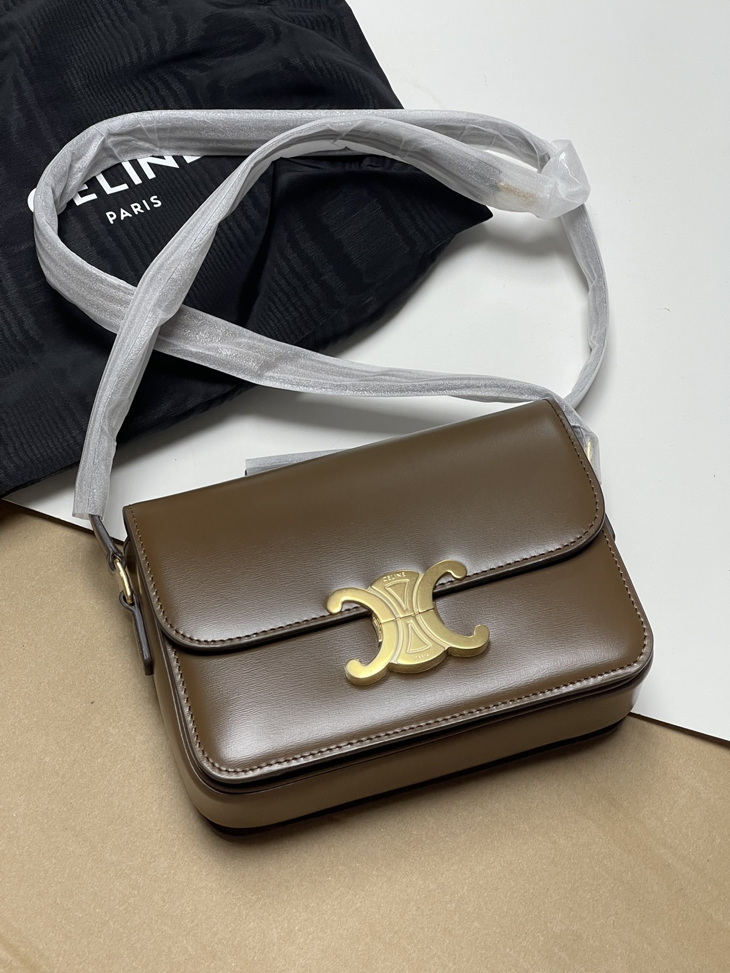 Large size 1050! Trumpet 950! CELINE TRIOMPHE pure original new product new Arc de Triomphe. Dimensions: Small 18.5 TRIOMPHE metal texture lock,