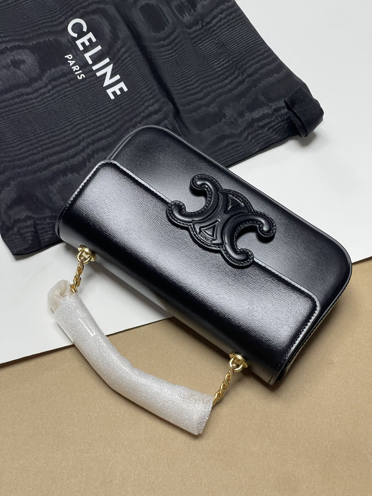 880! celine TRIOMPHE pure original new new authentic hobo Arc de Triomphe armpit bag! Cow leather outer + original sheepskin lining, single shoul