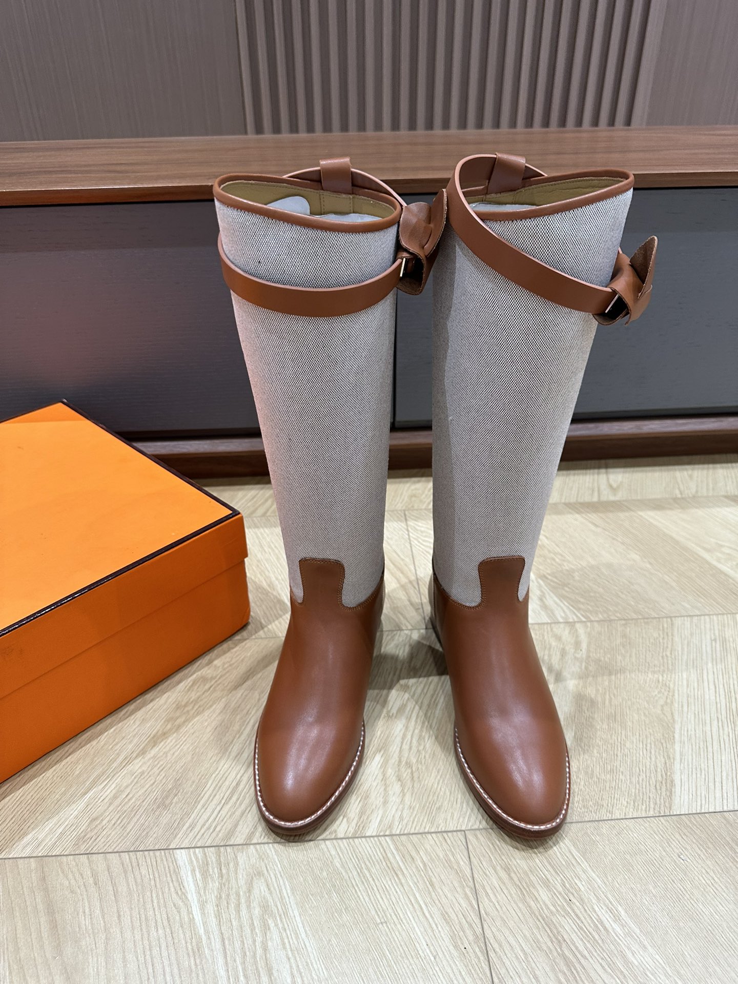 NO:498000,Hermes new color-blocking Kelly button knight boots //Color-to-color correct bottom fabric imported cowhide / original fabric inner cowhide, Italian genuine leather sole size35/36/37/38/39/ (order 40.41 no return or exchange, boots, hermes, hermes, boots, cowhide19860909Hermes 爱马仕 新款拼色Kelly扣骑士靴//对色对版正确底 面料进口牛皮/原版布料 内里牛皮 大底意大利真皮底 size35/36/37/38/39/（订40.41不退换,靴子,hermes,hermes,boots,cowhide,Women's Shoes