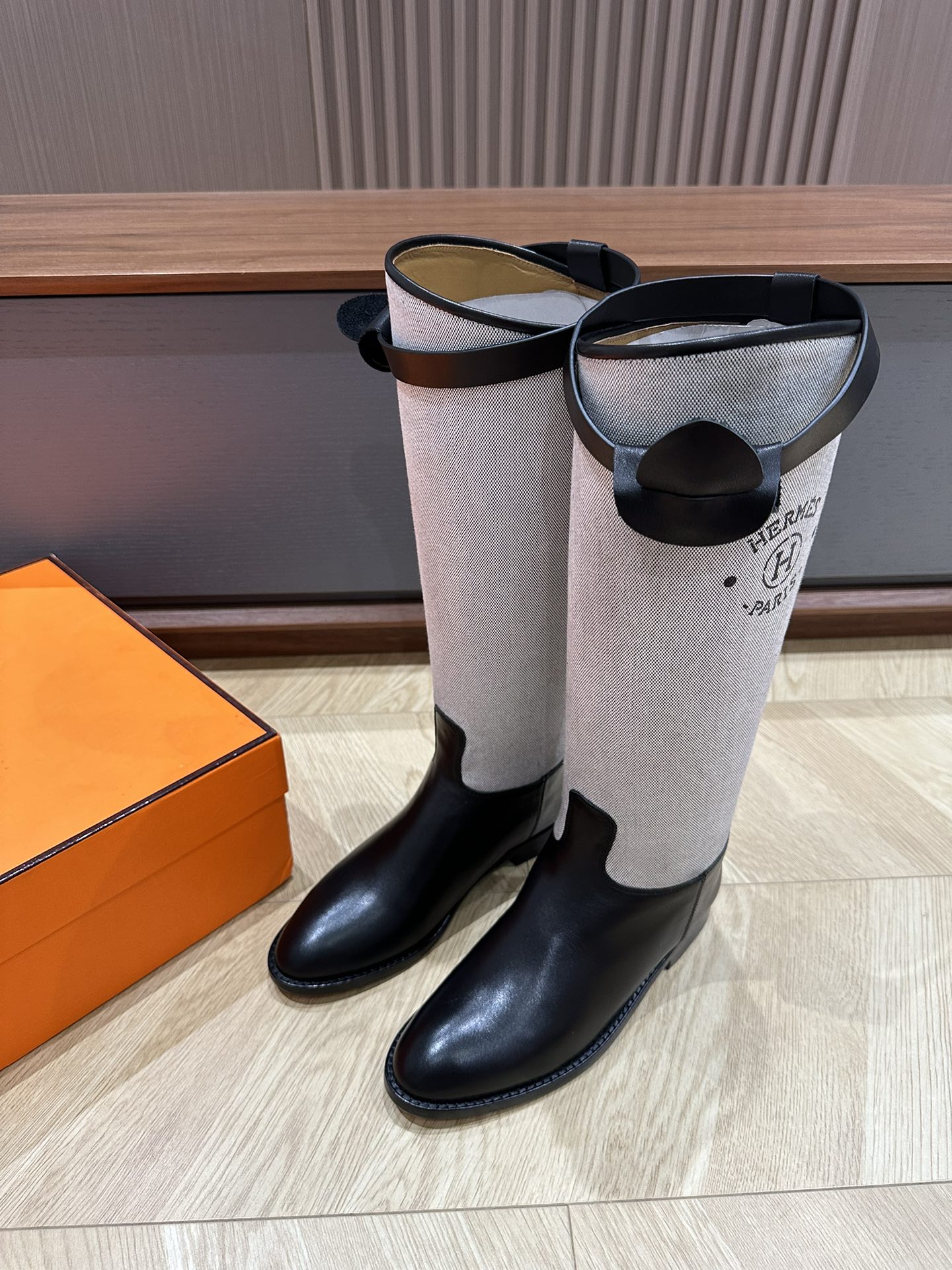 NO:497992,Hermes new color-blocking Kelly button knight boots //Color-to-color correct bottom fabric imported cowhide / original fabric inner cowhide, Italian genuine leather sole size35/36/37/38/39/ (order 40.41 without return), boots, hermes, hermes, boots, cowhide19860909Hermes 爱马仕 新款拼色Kelly扣骑士靴//对色对版正确底 面料进口牛皮/原版布料 内里牛皮 大底意大利真皮底 size35/36/37/38/39/（订40.41不退换）,靴子,hermes,hermes,boots,cowhide,Women's Shoes