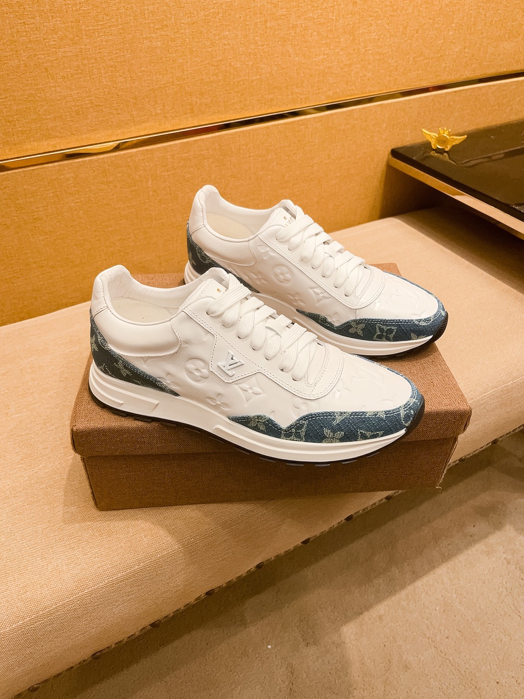 NO:272426,【LV】 Louis Vuitton men's shoes high-end brand Official website 11's latest masterpiece upper is made of imported Italian cowhide with comfortable and breathable inner original non-slip and wear-resistant outsole, making walking more convenient and comfortable!  Exclusive new style, amazing work, beautiful 11 ​​replica [color] compared to the official quality!  Create a fashionable personality to set off your uniqueness!  A must-have for trendy men! Classic size: 38-44 Color 2 colors available, louis vuitton, louis vuitton, cowhide19860909【 LV】 路易威登 男鞋高端品牌 官网11最新力作鞋面采用意大利进口头层牛皮搭配舒适透气内里原版防滑耐磨大底制作,让行走更加便捷舒适！独家新款,惊世之作,与官方的质量相比美的11复刻[色]！打造时尚个性衬托你的与众不同！潮男必备!经典尺码:38-44 颜色 2色可选,,louis vuitton,louis vuitton,cowhide,Men's shoes