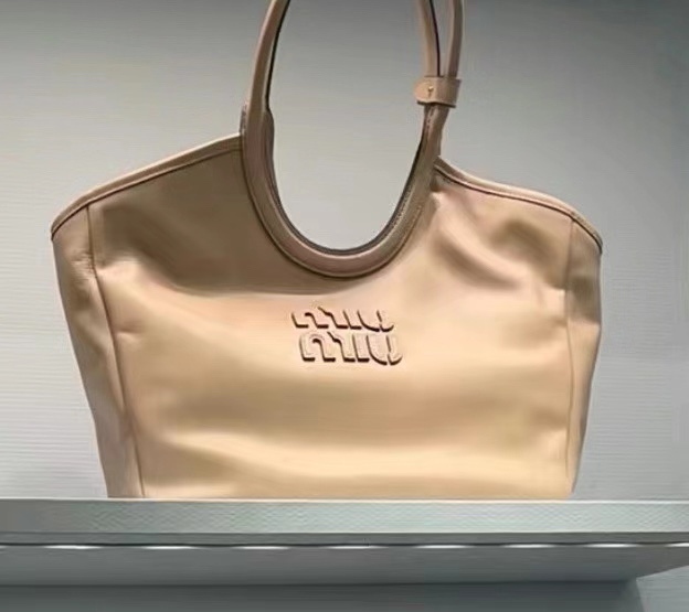 NO:197232,5BG276, Miu's new Isetan limited tote bag, the official website is recommended, this year's absolutely popular style, top imported calf leather, delicate, smooth and soft leather, high-end leather texture, soft body but not collapsed, large size design, casual and lazy temperament, super large capacity, 100% return rate when going out on the street, hand-sewn leather logo logo, brand new burlesque inside, with two zippered pockets, size 38X 38 X18Cm, with original packaging, MIUMIU, miumiu, totes, cowhide198609095BG276,Miu家新款伊势丹限定托特包,官网主推,今年绝对爆款式,顶级进口小牛皮,皮面细腻光滑柔软,上乘的皮革质感高级,包身软而不塌,大尺寸设计,气质随性慵懒,容量超大,日常出街背它回头率百分百,手工缝制皮面Logo标志,内里全新麻布里,配两个拉链式口袋,尺寸38X 38 X18Cm,配原版包装,MIUMIU,miumiu,totes,cowhide,Bag