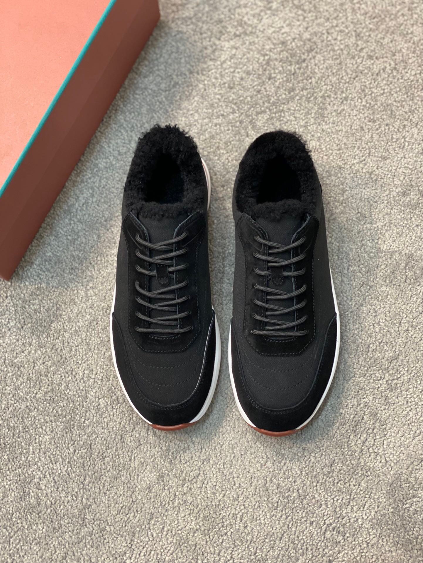 NO:216342,Brand Loro Piana color original color matching code number 39-43 standard code price material Nouo Pianya autumn hot product shipped!  The window style LoroPiana mesh cowhide casual sports men's shoes. Warm wool inner lining. This casual shoe is knitted with Wind fiber, presenting a unique three-dimensional effect. The unique style is slightly narrowed in the middle and is embellished with Naba Leather. The light rubber sole and edge studs enhance grip and stability. The functional details of the shoe are full of modern aesthetics. The upper uses hot melt edge sealing process. The light technical material of the Kummel color rubber outsole is inlaid with cushioning pads on the inside of the sole, which makes the weight distribution more even and reduces the load during travel. The leather eyelets are directly placed on the upper fixed to the sole to ensure stability. The rear is equipped with cushioning pads to enhance the comfort of wearing. LP casual shoes, loro piana, loro piana, cowhide19860909品牌Loro Piana 颜色原版配色 码数39-43标准码 价格 材质诺悠翩雅秋季爆款出货！橱窗款LoroPiana网面牛皮休闲运动男鞋 保暖羊毛内里 这款休闲鞋采用Wind纤维针织而成,呈现出别致的立体效果,独特的版型在中段轻微变窄,并以纳巴革细节点缀.轻盈橡胶鞋底和边缘的鞋钉增强抓地力和稳定性,充满现代美感的功能细节设计为鞋子平添了运动风格.鞋面使用热熔封边工艺 Kummel色橡胶外底的轻盈技术材料鞋底内侧镶嵌着缓冲垫,让重量分配更平均,减轻行进间的负荷 皮革鞋眼直接设于固定在鞋底的鞋面上,以确保稳定性 后部搭配缓冲垫,以提升穿着舒适感,LP休闲鞋,loro piana,loro piana,cowhide,Men's shoes