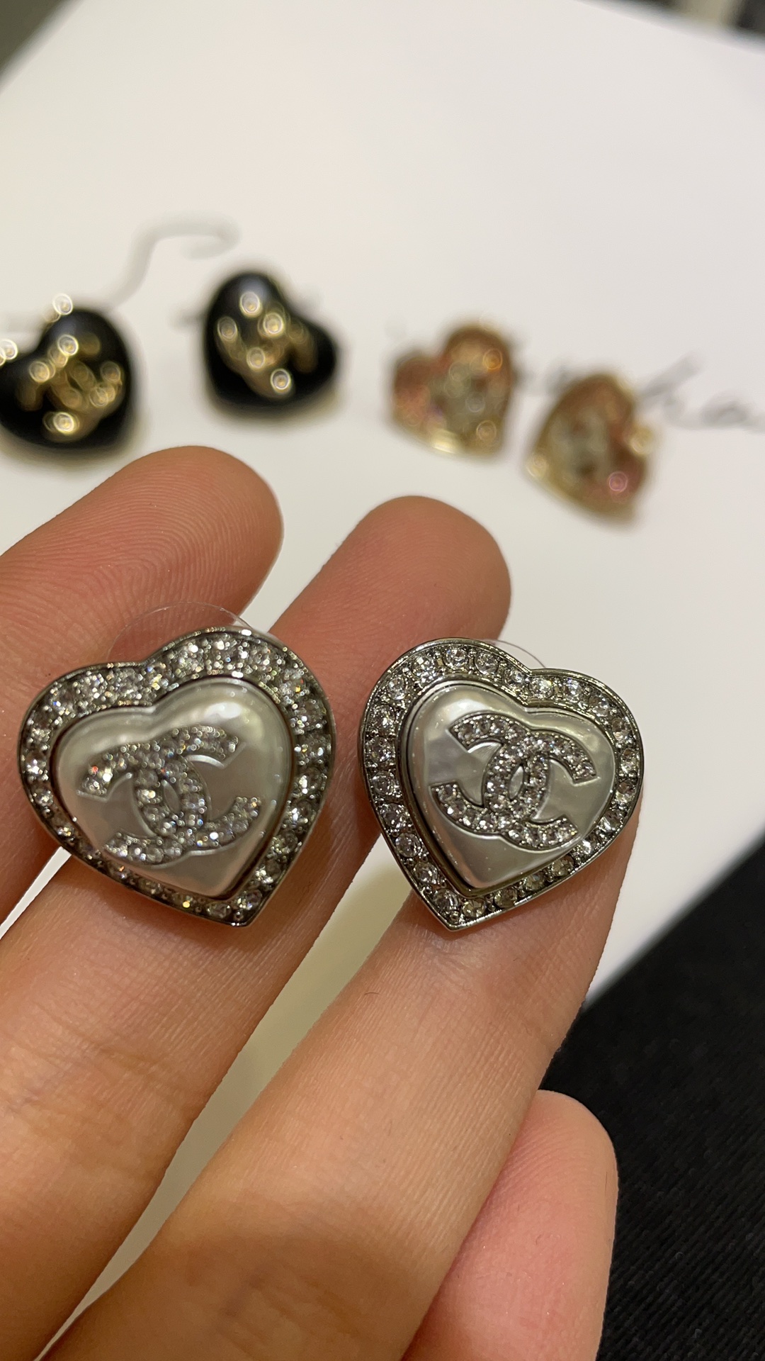 NO:635190,88180. Earrings arrived today. 23B new white love heart full of diamonds and double C silver earrings. The small white love heart is cute and noble enough. It is recommended to buy for daily matching. It is very sweet and delicate ~ z consistent brass material, Swarovski diamonds, Cartier high-end jewelry1986090988180.今日到货耳钉 23B新款白色爱心满钻双C银色耳钉 白色小爱心可可爱爱又足够贵气 推荐入手日常搭配很甜美很精致～ z一致黄铜材质 施华洛钻,,卡迪亚高端饰品,Jewelry