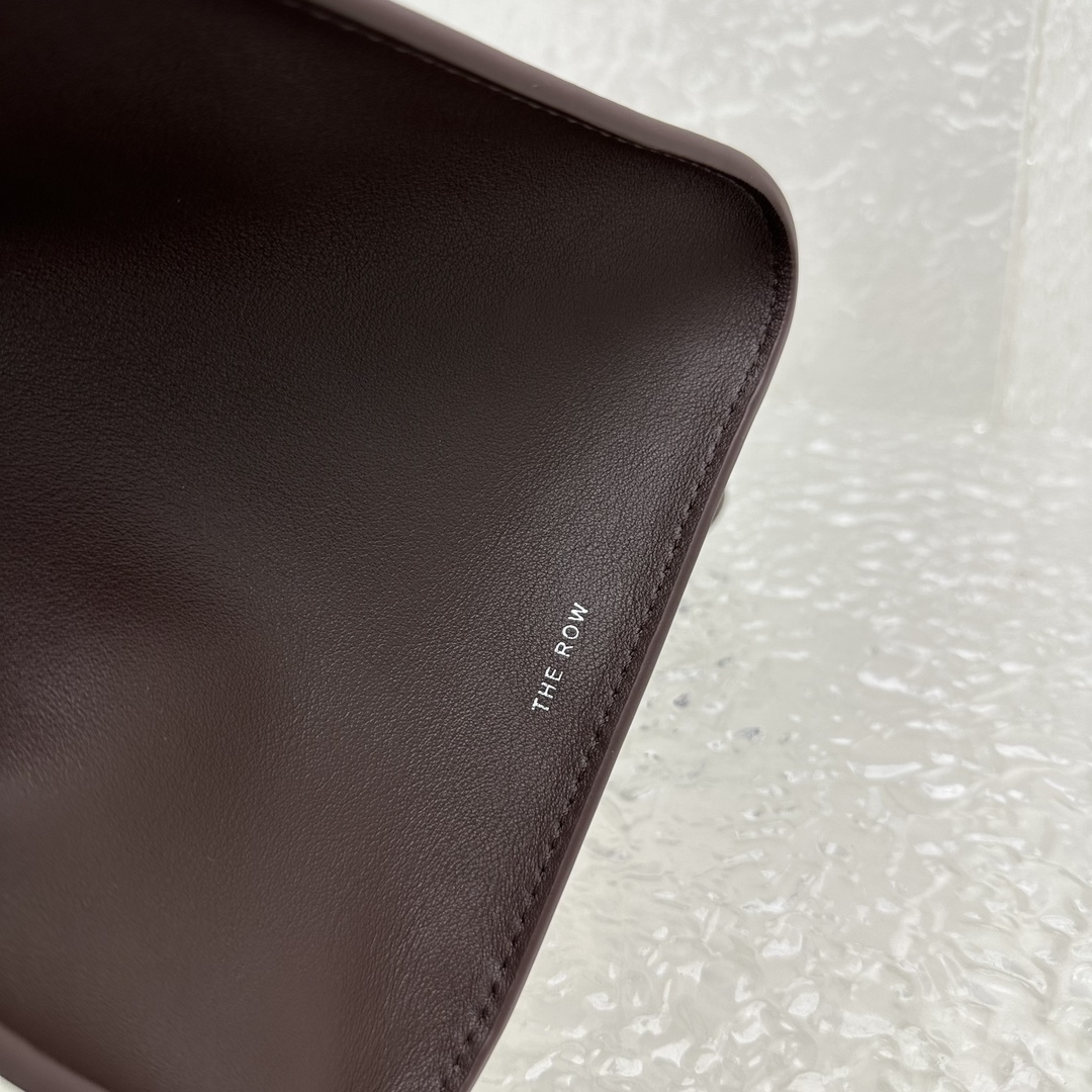 平纹巧克力Margaux12系列它来啦️品牌在极简设计上的功力线条干净尽管没有什么logo印花的加持但整