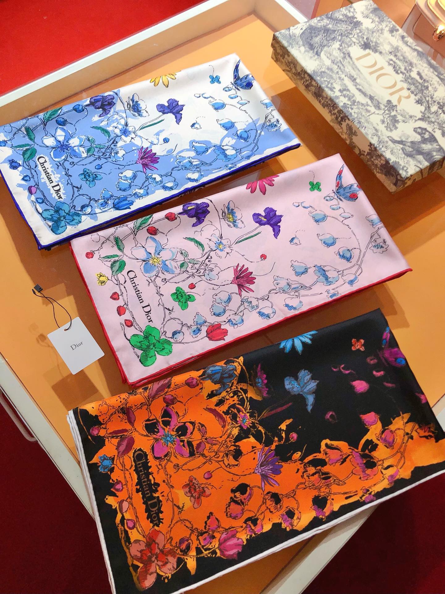 NO:172194,SDO2339 original single Dior Florilegio print 90cm silk square scarf, the square scarf is decorated with Florilegio pattern, like a colorful and elegant floral world, full of pastoral style. It is carefully crafted with mulberry silk twill fabric, decorated with multi-color patterns and hand-curled edges, embellished with Christian Dior logo. Top twill silk material creates a feel like baby's skin, the industry's most accurate printing process, full colors and rich thickness available in all seasons, super practical, pure hand-curled edges [lip] [lip] [specimen 90x90cm. twill silk], high-end scarf, dior, dior, real silk19860909SDO2339原单迪奥Florilegio印花 90cm真丝方巾,方巾饰以 Florilegio 图案,仿佛缤纷优雅的花卉世界,充满田园风情.采用桑蚕丝斜纹面料精心制作,饰以多色图案和手工卷边,点缀以 Christian Dior 标志.顶级斜纹真丝材质,打造如婴儿肌肤般的手感, 业内最精确的印花工艺 色彩饱满丰富四季可用的厚度 超实用 纯手工卷边[嘴唇][嘴唇]【规格90x90cm.斜纹真丝】,高版本围巾,dior,dior,real silk,scarf