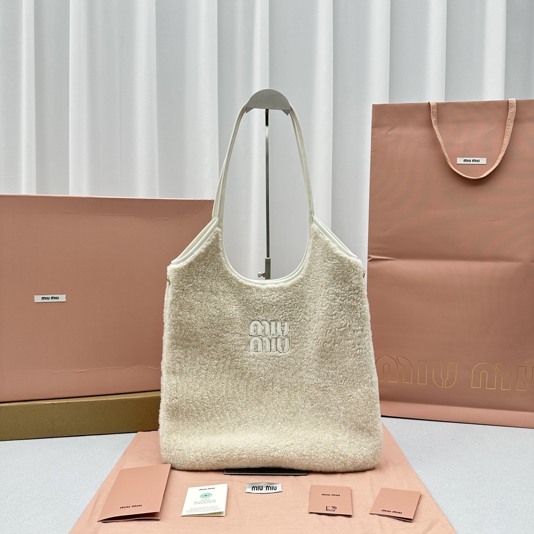 Miu Miu {Lamb wool white}miumiu counter limited edition|fur bag