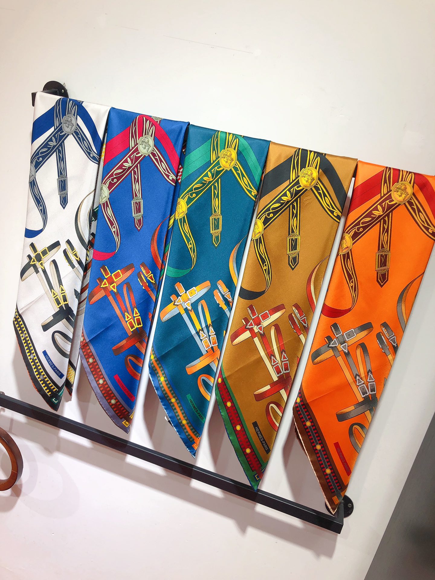 NO:173131,SHMS23136 original single Hermes [Equestrian Key] 90cm silk square scarf uses twill silk   hand-curled edge cutting edge craftsmanship, soft and light, easy to wear. There are not many items available all year round, place an order as soon as possible [This model specification 90x90cm twill silk], high-end scarf, hermes, real silk19860909SHMS23136原单爱马仕【马术密匙】90cm真丝方巾采用斜纹真丝 手工卷边最前沿的工艺,柔软轻盈,佩戴方便.一年四季均可使用数量不多,趁早下单【本款规格90x90cm 斜纹真丝】,高版本围巾,hermes,real silk,scarf