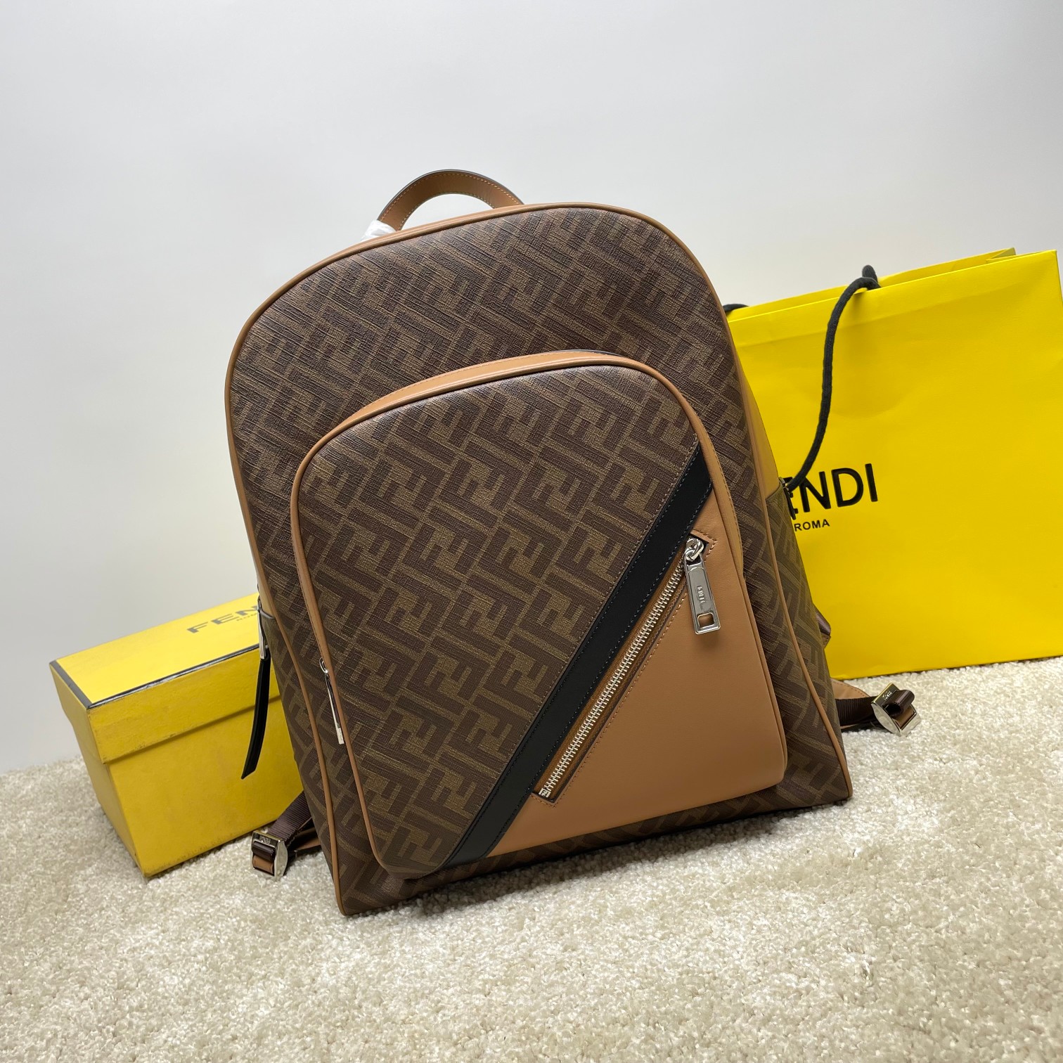 Fendi 独家 开发 最新 做法 对版老花面料 干净整洁的做工体现出每一步的用心 双f老花料