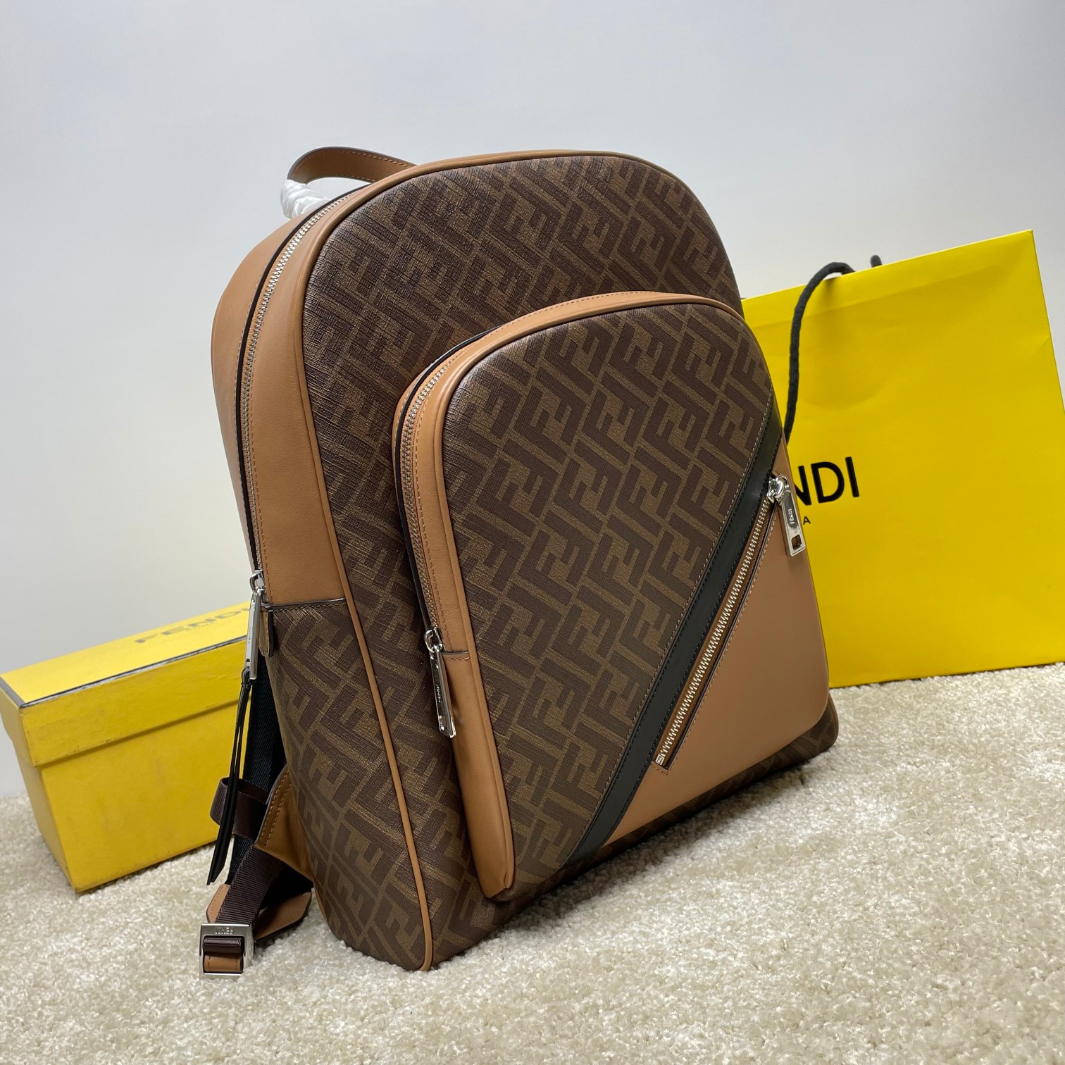 Fendi 独家 开发 最新 做法 对版老花面料 干净整洁的做工体现出每一步的用心 双f老花料