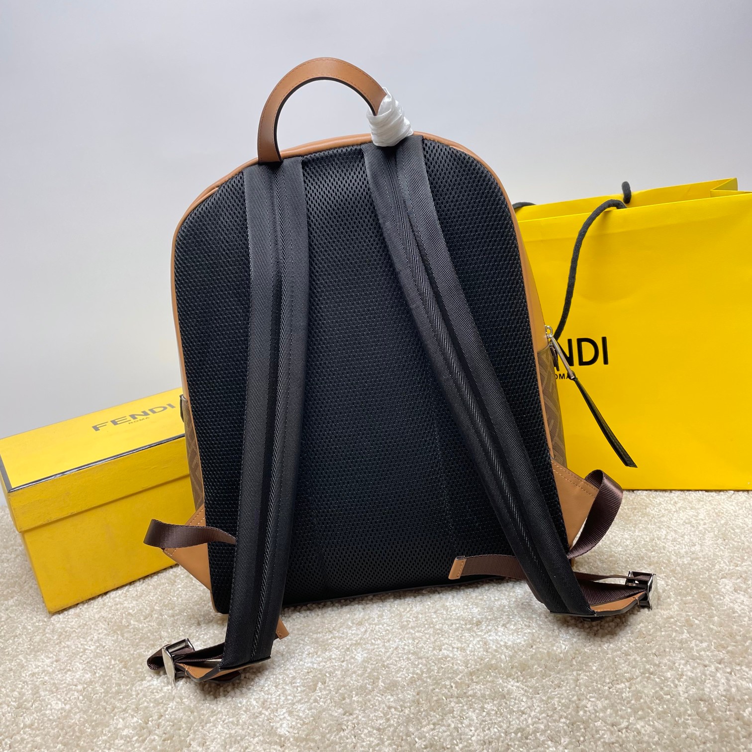 Fendi 独家 开发 最新 做法 对版老花面料 干净整洁的做工体现出每一步的用心 双f老花料