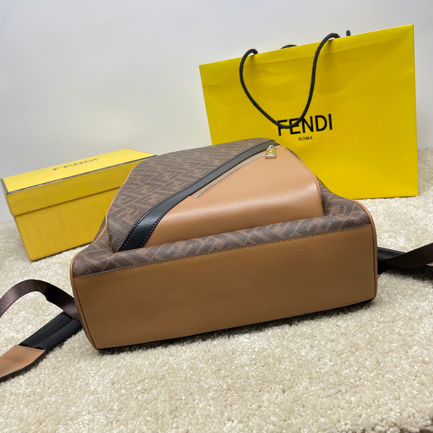 Fendi 独家 开发 最新 做法 对版老花面料 干净整洁的做工体现出每一步的用心 双f老花料
