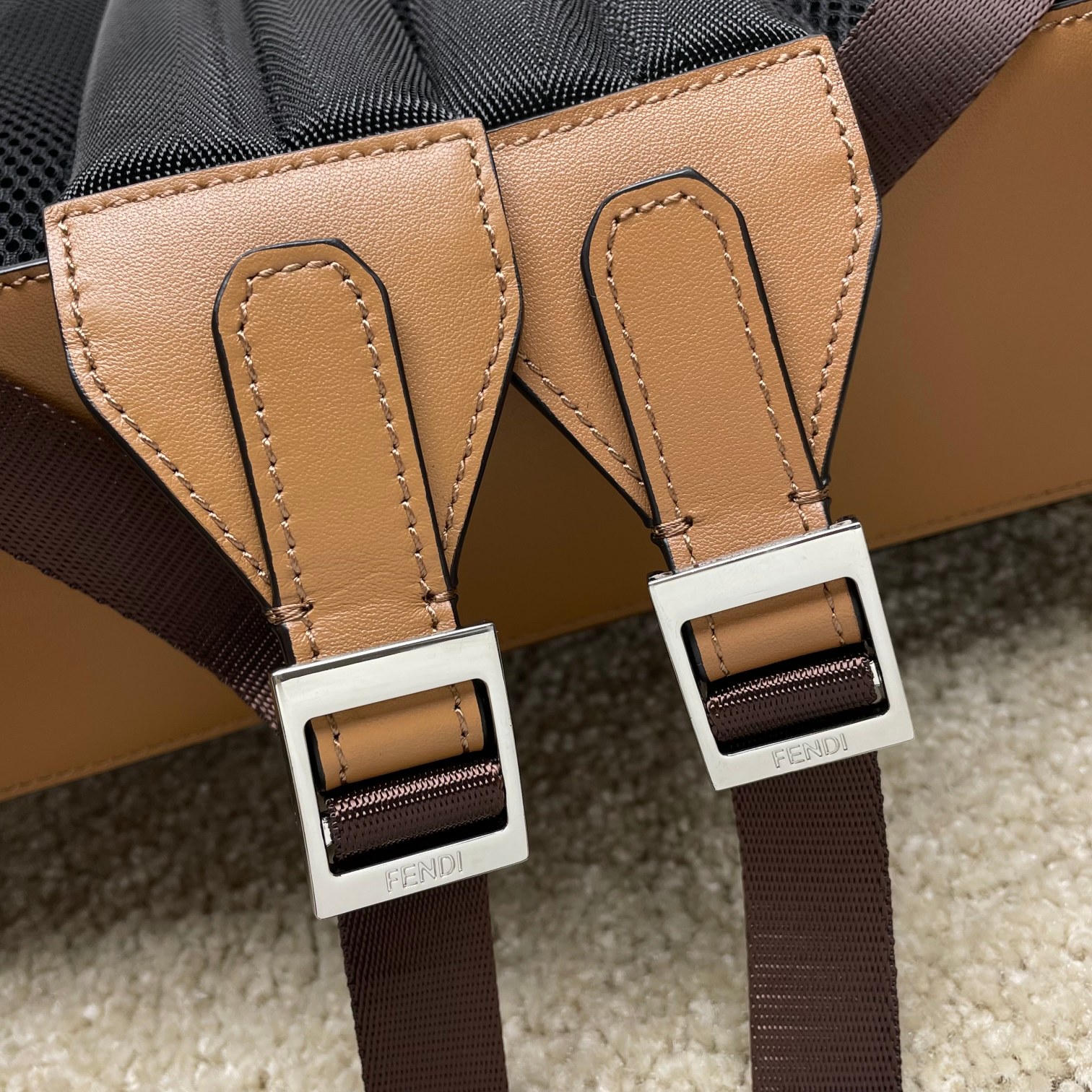 Fendi 独家 开发 最新 做法 对版老花面料 干净整洁的做工体现出每一步的用心 双f老花料