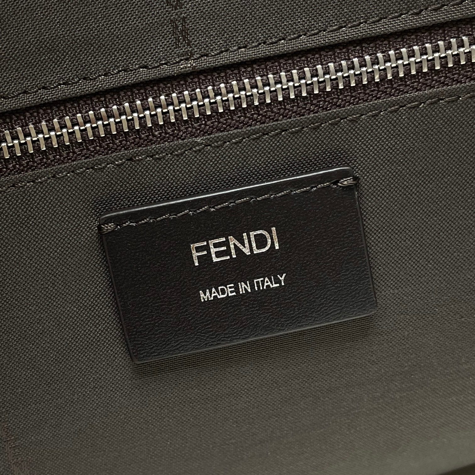 Fendi 独家 开发 最新 做法 对版老花面料 干净整洁的做工体现出每一步的用心 双f老花料