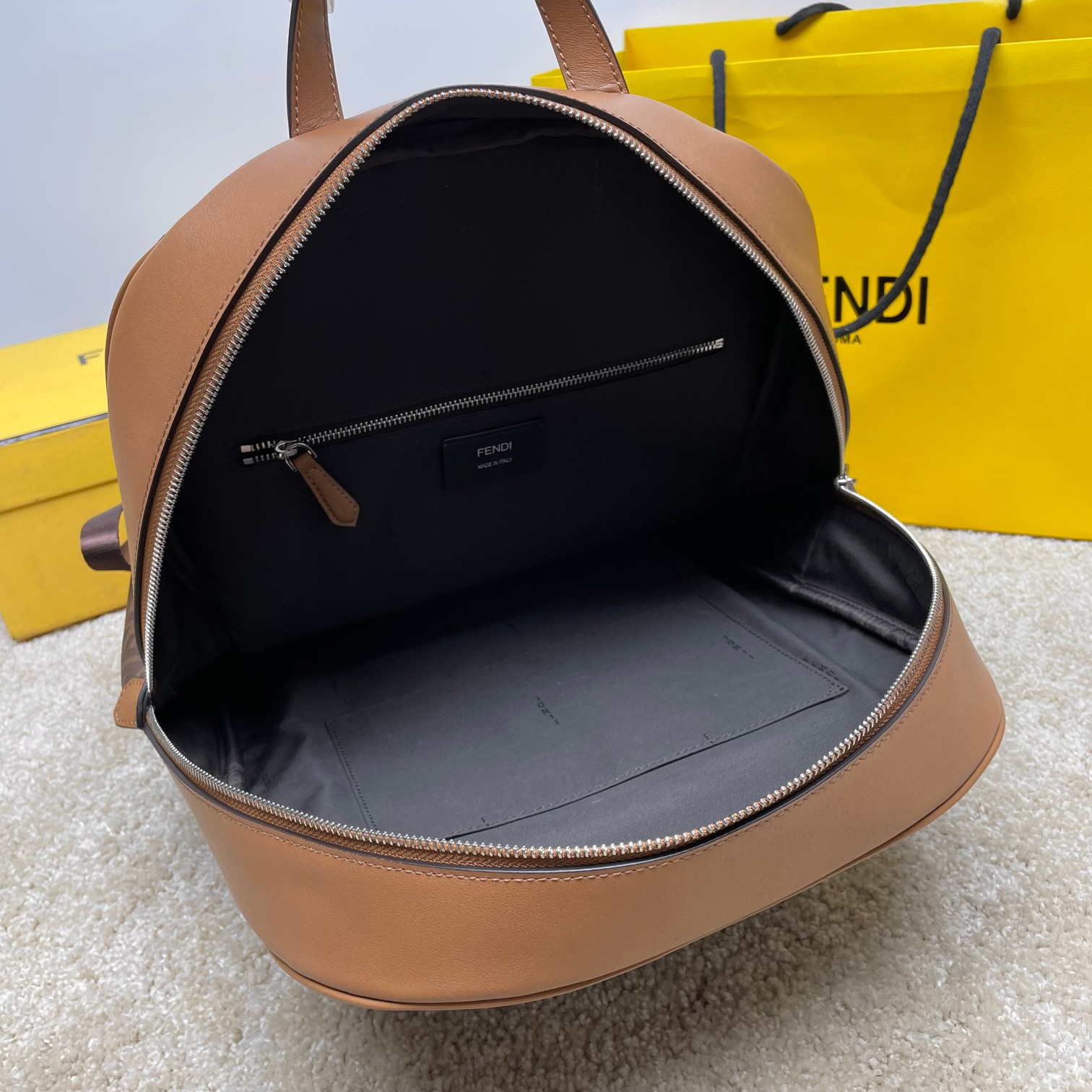 Fendi 独家 开发 最新 做法 对版老花面料 干净整洁的做工体现出每一步的用心 双f老花料