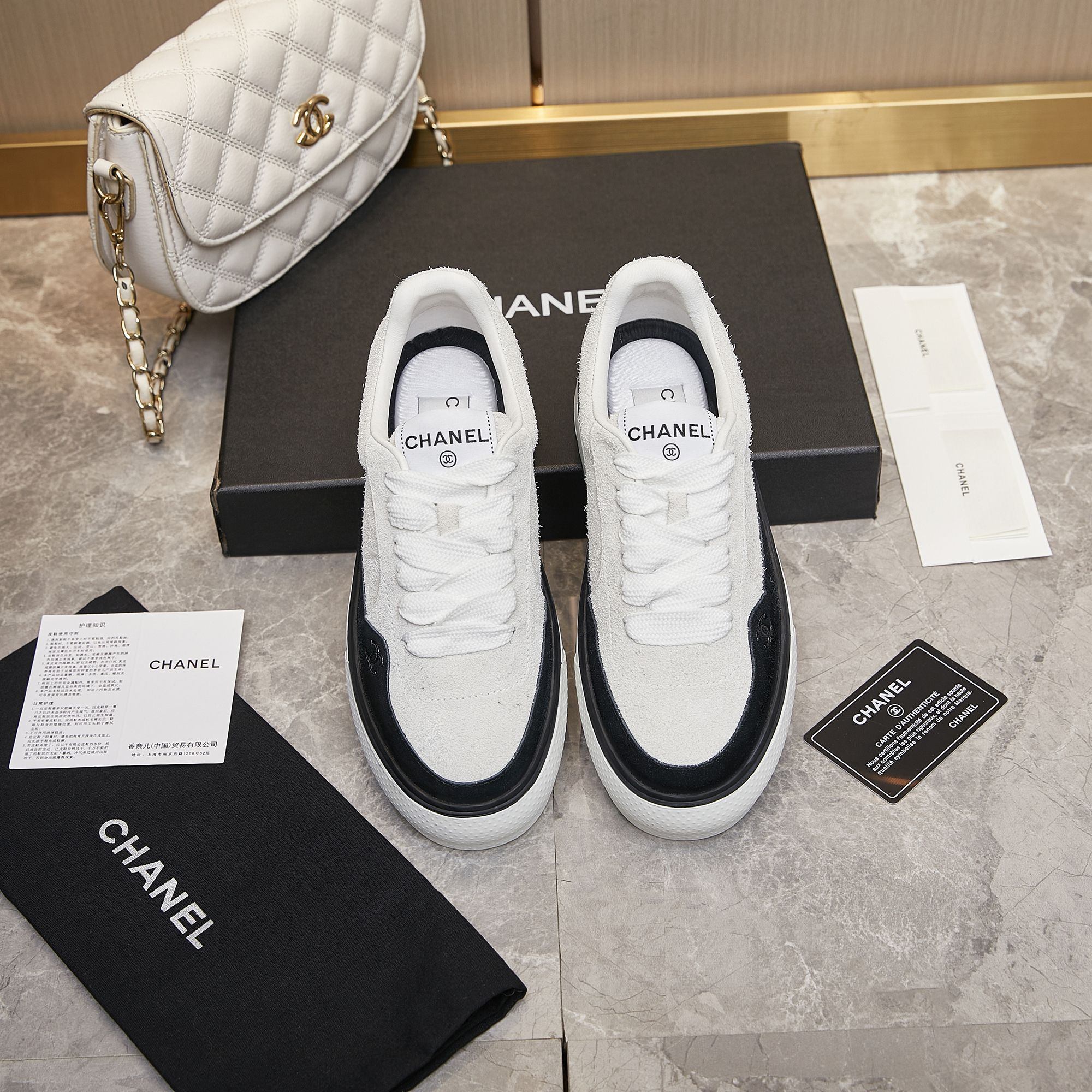 Chanel Chanel - Zapatillas casual #counterTOP Este diseño clásico; la parte superior está bordada con diversas técnicas…