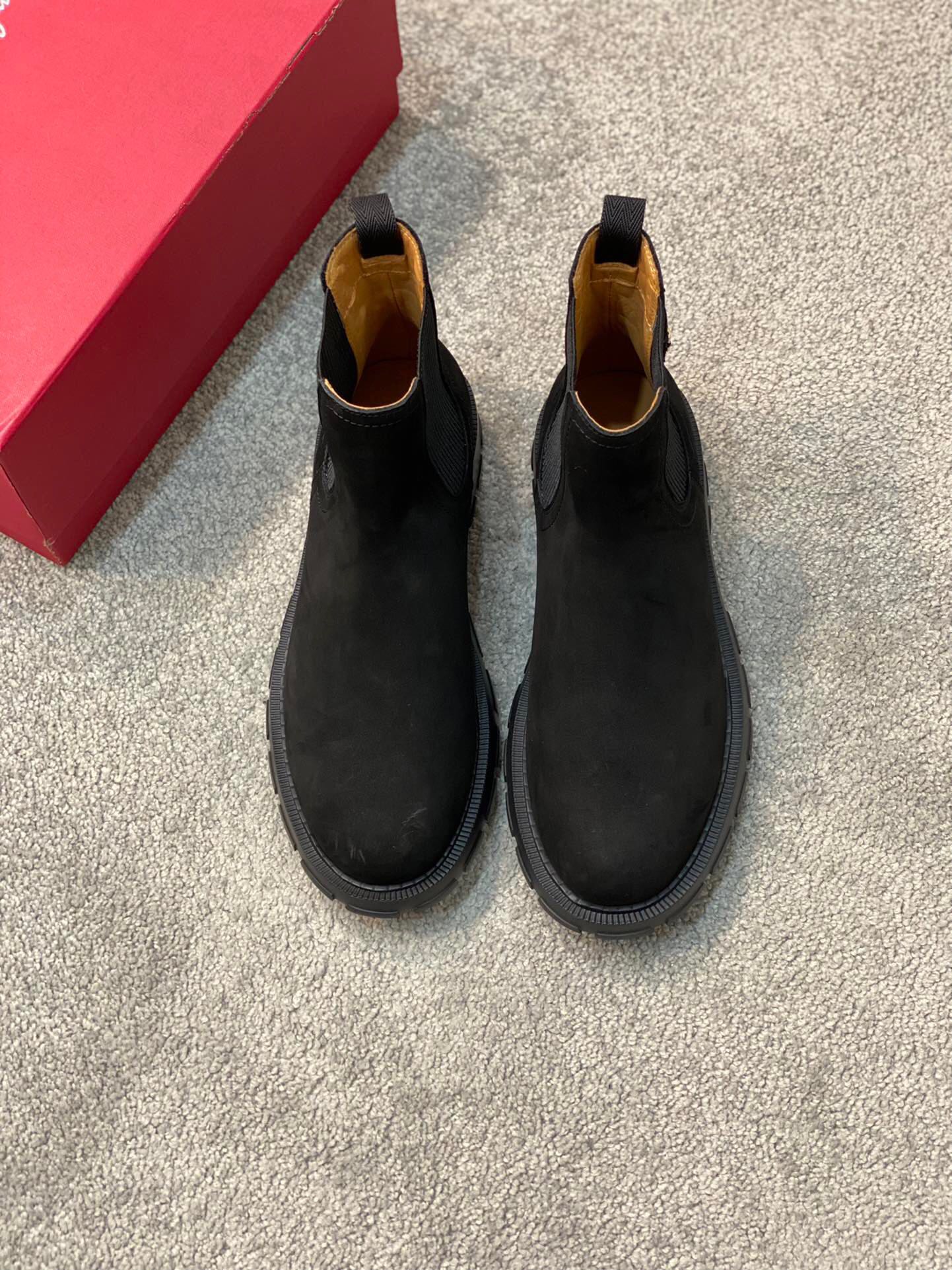 NO:219385,Brand Ferragamo color original color matching Size 39-44 Custom made 38.45 Price Material Ferragamo high-end quality, autumn and winter men's boots, this desert boot has smooth outline and exquisite details and classic style, making it an ideal shoe for casual style. The upper is made of soft Italian cowhide, decorated with high-top eyelets and thin straps in the same color. The sole is decorated with concave edges, adding avant-garde atmosphere to the smooth lines, eye-catching and unique. Rubber floral soles, Ferragamo men's boots, ferragamo, ferragamo, boots, cowhide19860909品牌Ferragamo 颜色原版配色 码数39-44定做38.45 价格 材质菲拉格慕高端精品,秋冬男靴,这款沙漠靴轮廓流畅且细节精巧,风格经典,是搭配休闲造型的理想鞋履.鞋面由柔软的意大利牛皮制成,饰有同色调高帮孔眼和细系带.鞋底饰有凹式沿条,为流畅线条增添前卫气息,醒目出众,别具一格.橡胶花泡鞋底,菲拉格慕男靴,ferragamo,ferragamo,boots,cowhide,Men's shoes