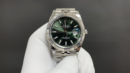 What is a 1:1 replica Rolex Watch Green White