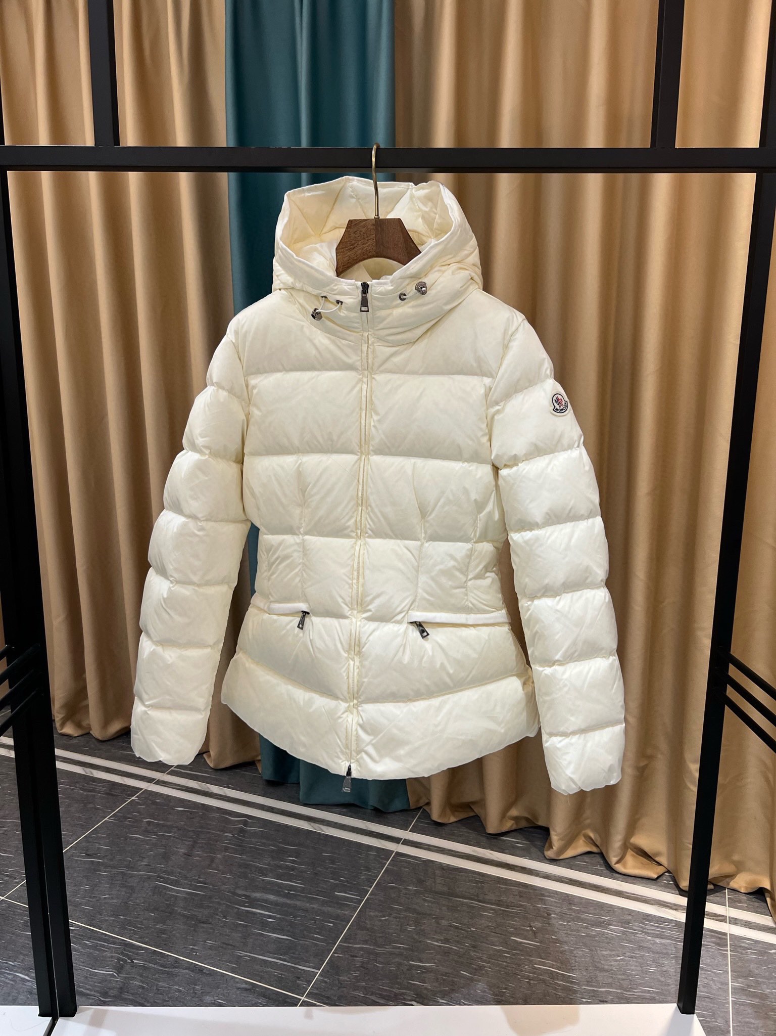 “MONCLER.蒙口”23最新款女士短款连帽羽绒服官网同步更新️️秋冬新品Avoce短款女士羽绒服Av