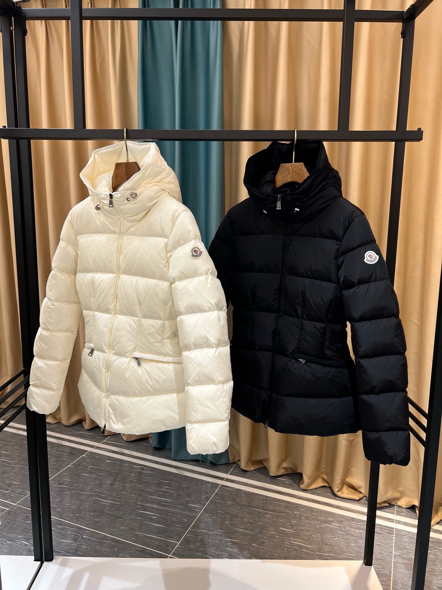 “MONCLER.蒙口”23最新款女士短款连帽羽绒服官网同步更新️️秋冬新品Avoce短款女士羽绒服Av