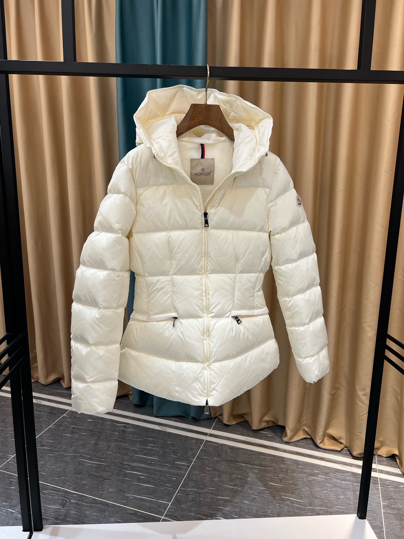 “MONCLER.蒙口”23最新款女士短款连帽羽绒服官网同步更新️️秋冬新品Avoce短款女士羽绒服Av