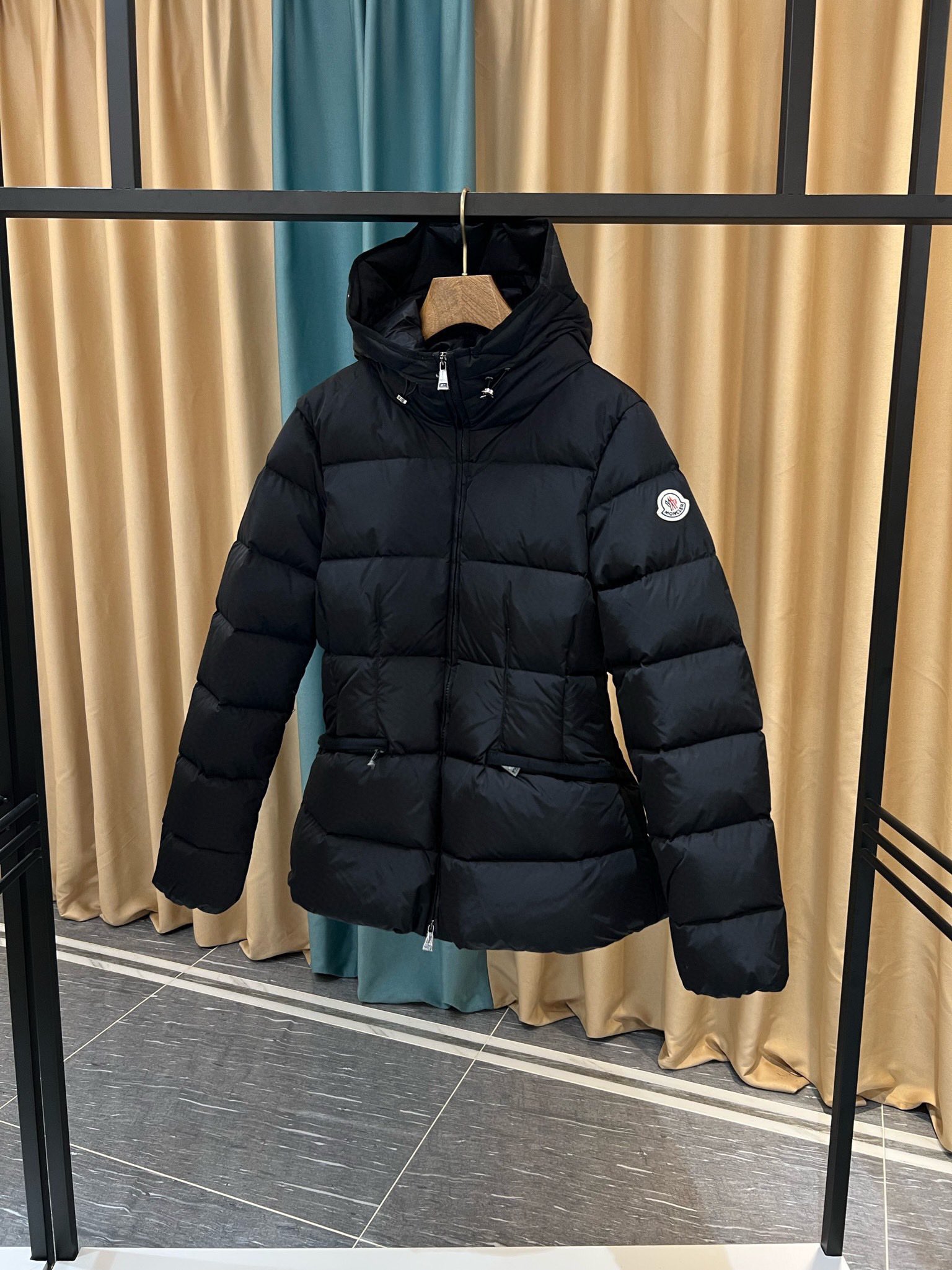 “MONCLER.蒙口”23最新款女士短款连帽羽绒服官网同步更新️️秋冬新品Avoce短款女士羽绒服Av