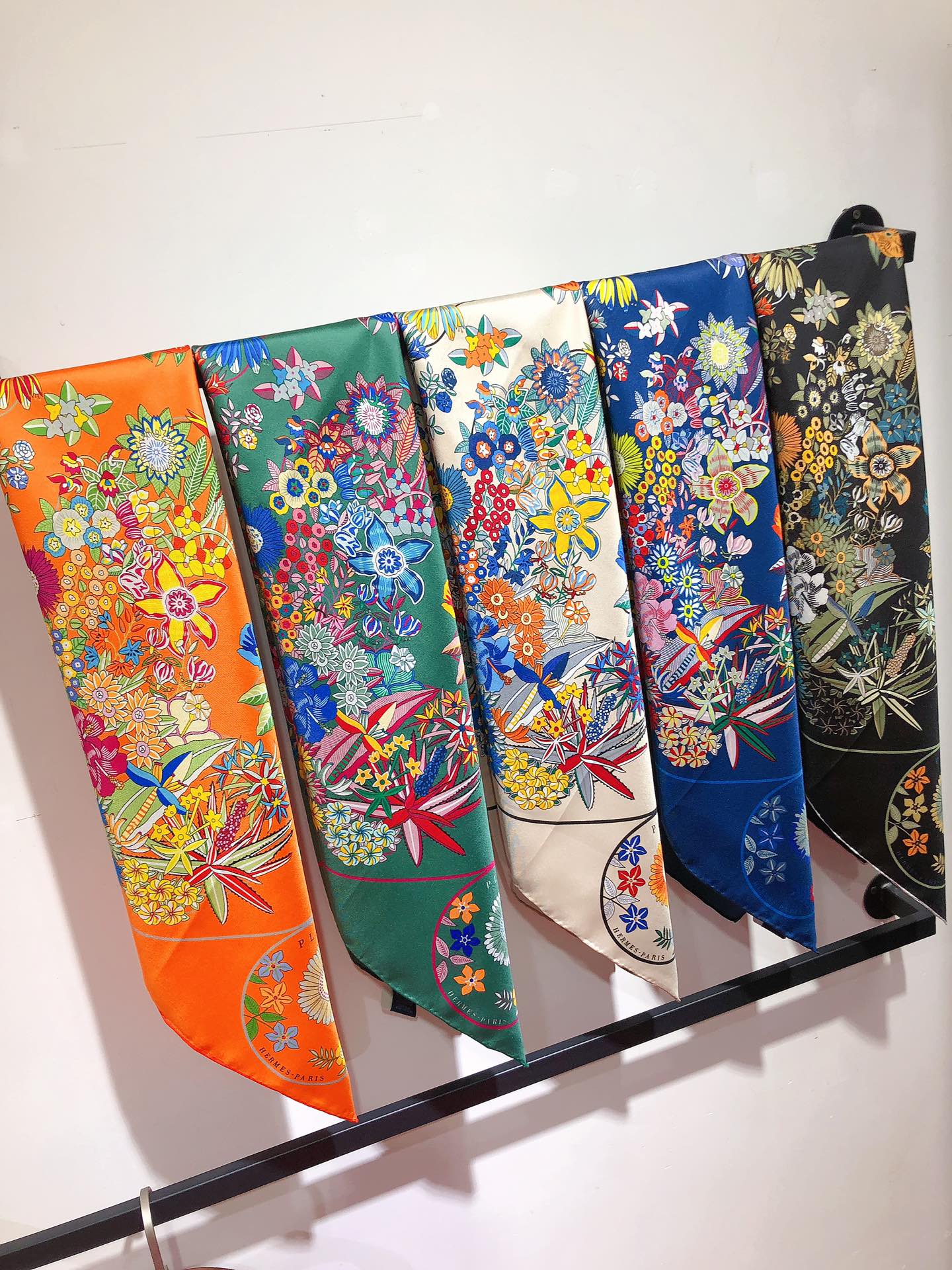 NO:173127,SHMS23139 Original Single Hermes [Flower Map] 90cm Silk Square Scarf Sunflower, Rose, Bellflower, Dahlia or Forget-me-not, what would happen if every country in the world is a kind of flower?  From the natural properties of plants to their symbolic meaning, Christine Henry has been very researching on plants. In order to create this scarf, she looked for the connection between each country and the flowers growing there, and then drew a floor plan to place various local vegetation in the corresponding position in the world map. The final map can be used as a poetic guide to biodiversity conservation. It uses the cutting-edge twill silk   hand-curled edge craft, soft and light, and easy to wear. There are not many people available all year round, so place an order as soon as possible [This model specification is 90x90cm Twill silk], high-end scarf, hermes, real silk,19860909SHMS23139原单爱马仕【花绘地图】90cm真丝方巾 向日葵、玫瑰花、风铃草、大丽花或勿忘我,如果世界上每个国家都是一种花,那会怎样？ 从植物的自然属性到它们的象征意义,克里丝汀娜·亨利（Christine Henry）对植物颇有研究.为了创作这款方巾,她寻找每个国家和那里生长的花朵之间的联系,然后绘制了一个平面图,将各种当地的植被放在世界地图中的相应位置.最终绘制而成的地图可以作为一份富有诗意的生物多样性保护指南.采用斜纹真丝 手工卷边最前沿的工艺,柔软轻盈,佩戴方便.一年四季均可使用数量不多,趁早下单【本款规格90x90cm 斜纹真丝】,高版本围巾,hermes,real silk,scarf