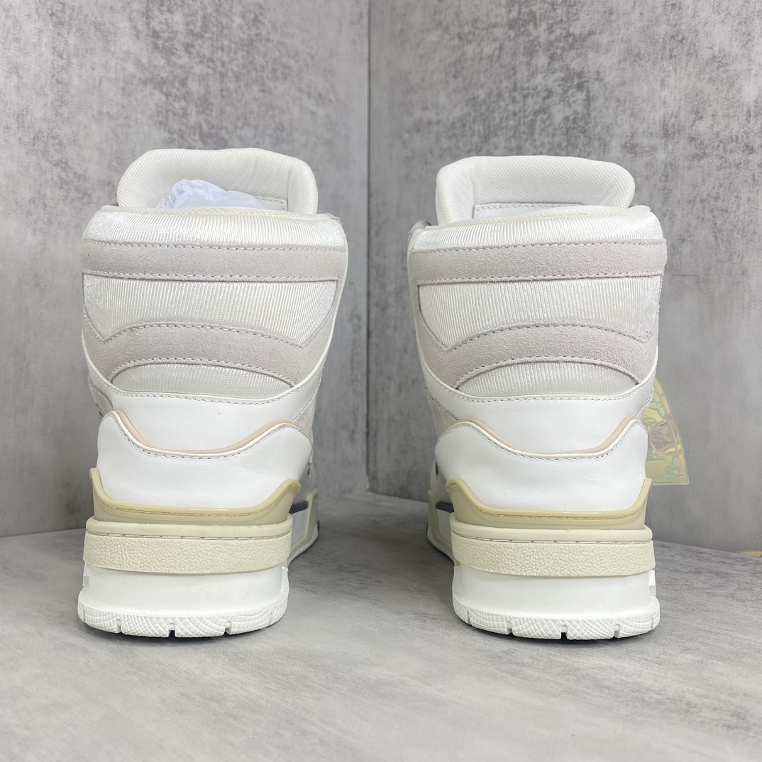 Louis Vuitton 新款上架 Lv TRAINER 此款 Trainer 城市限定高帮运动鞋呈现出源自 模型的创新