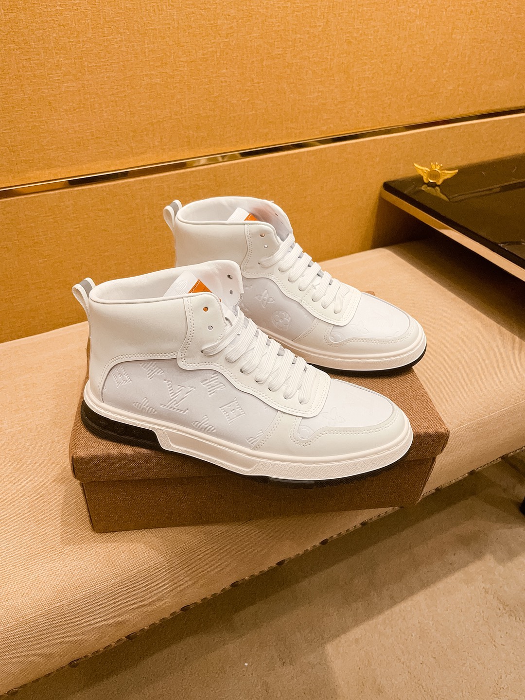 NO:574513,[LV] Louis Vuitton, a high-end men's shoe brand, official website 11's latest masterpiece, the upper is made of first-layer cowhide imported from Italy with a comfortable and breathable lining and original non-slip and wear-resistant outsole, making walking more convenient and comfortable!  Exclusive new model, stunning work, Midea 11 replica [color] compared with official quality!  Create a fashionable personality to set off your uniqueness!  A must-have for trendy men! Classic sizes: 38-44, multiple colors available, louis vuitton, louis vuitton, cowhide19860909【 LV】 路易威登 男鞋高端品牌 官网11最新力作鞋面采用意大利进口头层牛皮搭配舒适透气内里原版防滑耐磨大底制作,让行走更加便捷舒适！独家新款,惊世之作,与官方的质量相比美的11复刻[色]！打造时尚个性衬托你的与众不同！潮男必备!经典尺码:38-44 颜色多色可选,,louis vuitton,louis vuitton,cowhide,Men's shoes