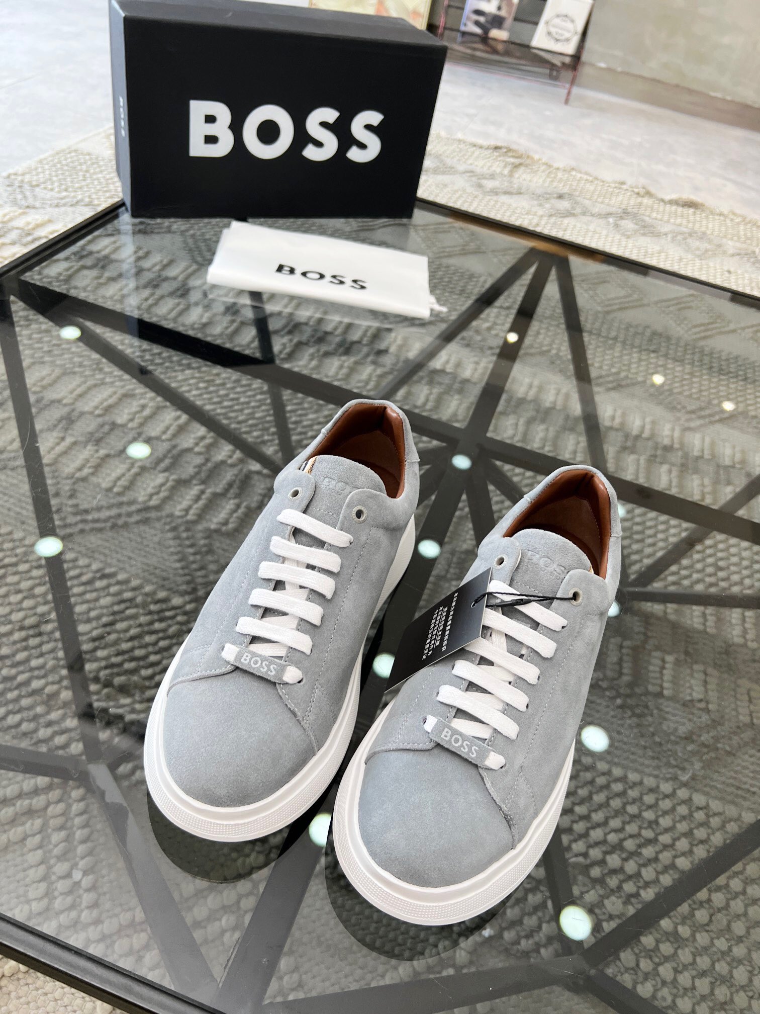 NO:216620,Brand BOSS original color matching Size 38-44 standard size Price Material BOSS new style Men's casual shoes Original quality Upper is made of imported soft cowhide, cowhide inner cowhide footbed, shoe tongue with branded trim logo, showing interesting brand characteristics. Original mold opening ultra-light foam sole., BOOS casual shoes, cowhide19860909品牌BOSS 颜色原版配色 码数38-44标准码 价格 材质BOSS新款 男士 休闲鞋 原单 品质 鞋面采用进口柔软牛皮制作,牛皮内里牛皮垫脚 鞋舌有品牌饰边 logo,展现趣味品牌特色.原版开模 超轻发泡鞋底.,BOOS 休闲鞋,cowhide,Men's shoes