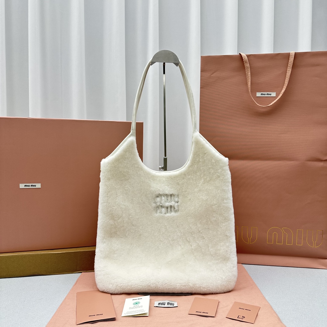 Miu Miu {Fuzz white}miumiu