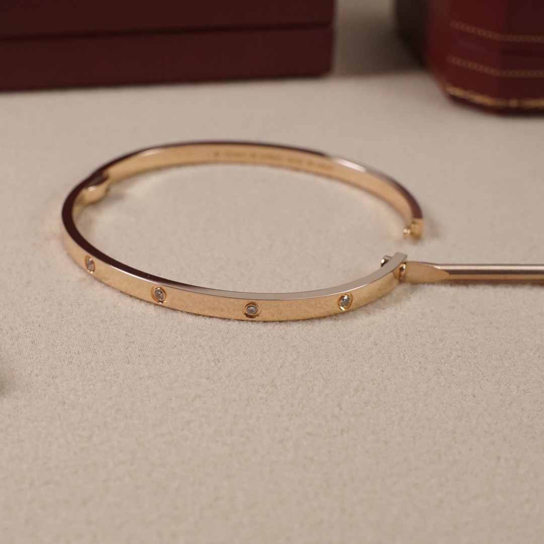 Cartier 卡地亚Cartier 窄版十钻 love情侣‮手款‬镯