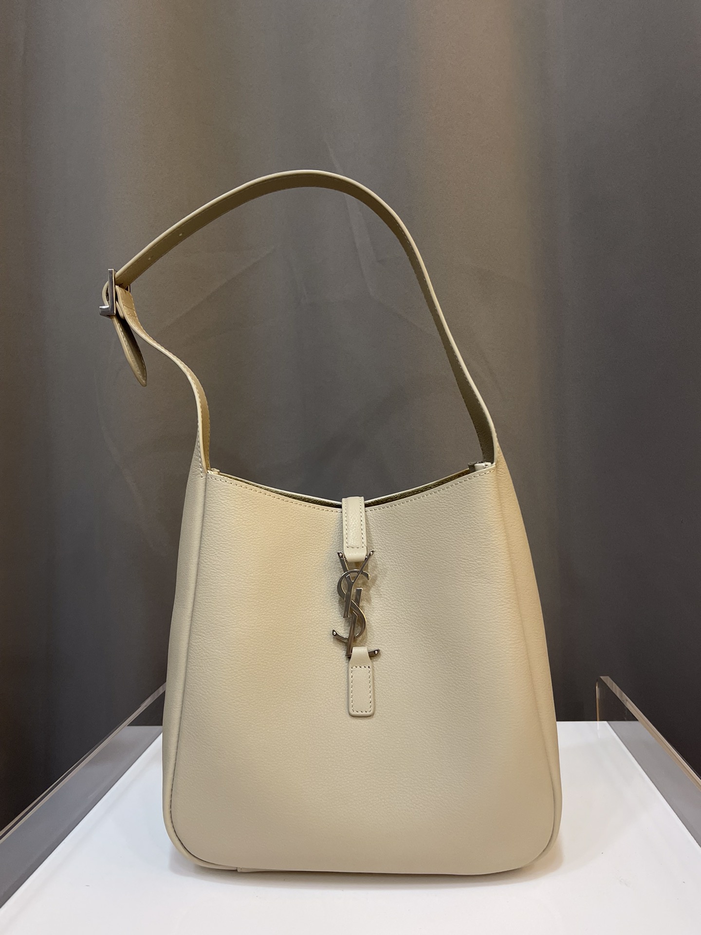 NO:176131,Genuine grade original leather ROSE autumn and winter new style, sea salt silver buckle, same style as Korean celebrity Hobo!! This year, the underarm bag Y is so popular this year, but it is late!  !  The outline of the bag is simple and three-dimensional, and it looks hard but not too sharp. Paired with the brand's iconic plug-in buckle, the overall style gives people a unique temperament that is both classic and elegant, and fashionable and modern. Model 713938 Haiyan Silver buckle original leather Size 22x22x10cm, YSL, saint laurent19860909正品级 原厂皮 ROSE秋冬新款,海盐银扣 韩国明星同款Hobo!!今年火到爆炸的腋下包Y家虽迟但到！！包包身轮廓简洁、立体,看上去硬挺却不会太凌厉.搭配上品牌标志性的插入式包扣,整体给人一种既经典优雅,又很时髦现代的独特气质 型号713938 海盐银扣原厂皮 尺寸22x22x10cm,YSL,saint laurent,Bag