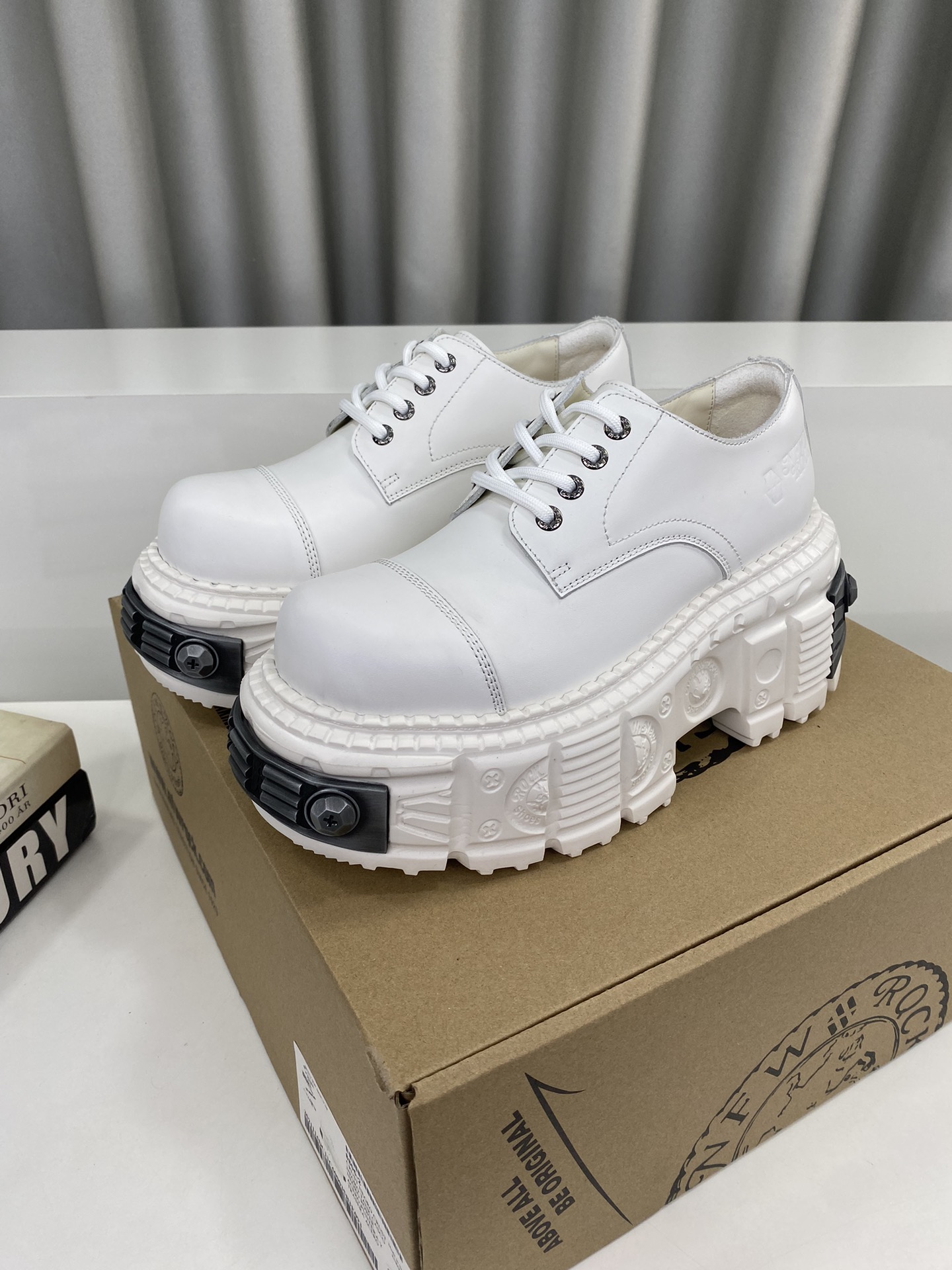 NO:168514,/ Men's not worthy of the big sole hardware 245 NewRock. Dark Punk Martin Rock Tank Mecha Hardcore War Shoes NEWROCK Spanish high-end shoes 100-year brand, unique hard-core design has entered the public's vision, using tank elements as sole design, subverting the rules, breaking the monotony and dullness, illuminating the overall shape, eye-catching, and achieving meaningless posture. With the hard-core shape full of design sense and metal accessories, the unruly punk spirit is opened, interpreting a unique and iconic style, showing its pioneering leader level in the field of thick-soled shoes, and is the Nirvana darling of major fashion weeks. The ultra-light foamed sole solves the disadvantages of bulkiness, and those who know how to keep their eyes closed. Fabric is top layer of waxy calfskin. Inner top layer of cowhide inner.  Original foam combination 8 cm heels high and super light. Size 35-39 for women (40 custom made, men 39-44 for 45 custom made) Full set of counter packaging, casual shoes/sports shoes, sneakers, cowhide19860909/男不配大底五金245 NewRock. 暗黑 朋克 马丁 摇滚 坦克 机甲硬核狂战鞋 NEWROCK 西班牙高阶鞋履百年品牌,独具一格的硬核设计进入大众视野,以坦克元素作为鞋底设计,颠覆成规,打破单调沉闷,点亮整体造型,瞩目吸睛,成就无谓之姿. 充满设计感的硬核造型与金属配件的加特下,开启桀骜不驯的朋克精神,演绎独树一帜的标志性风格,在厚底鞋领域展现了其先锋鼻祖的领袖水准,是各大时装周的涅盘宠儿. 超轻发泡大底解决了笨重的弊端,懂货的闭眼入. 面料 头层蜡感小牛皮. 内里 头层牛皮内里. 原版发泡组合大底8公分跟高超级轻. 码数女35-39（40定做 男39-44（45定做） 专柜全套包装,休闲鞋/运动鞋,sneakers,cowhide,Women's Shoes