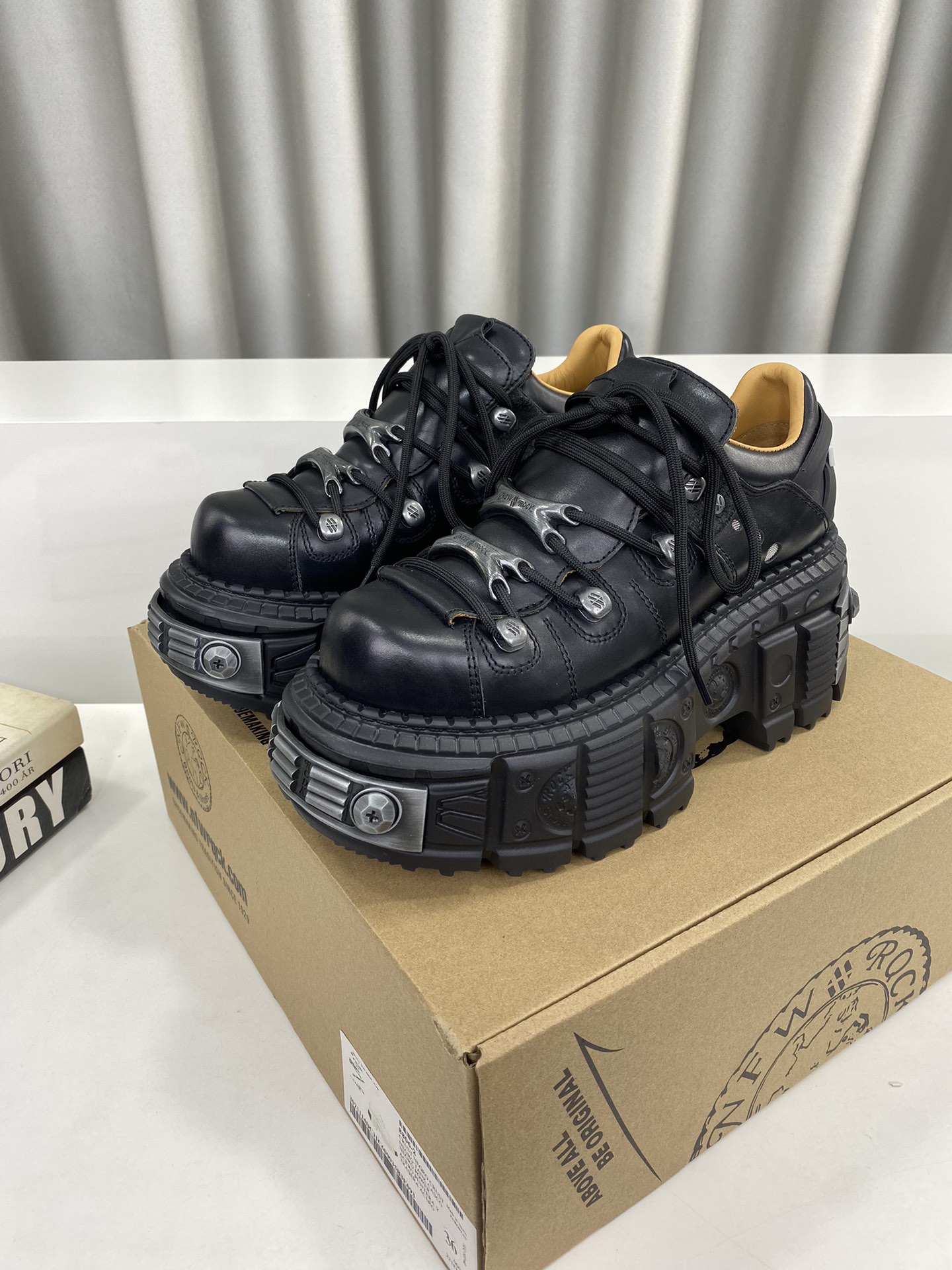 NO:168520,/ Men's 10 does not match the hardware 315 NewRock. Dark Punk Martin Rock Tank Mecha Hardcore War Shoes NEWROCK Spanish high-end shoes 100-year brand, unique hardcore design has entered the public's vision, using tank elements as sole design, subverting the rules, breaking the monotony and dullness, illuminating the overall shape, eye-catching, and achieving meaningless posture. With the hardcore shape full of design sense and metal accessories, the unruly punk spirit is opened, interpreting a unique and iconic style, showing its pioneering leader level in the field of thick-soled shoes, and is the Nirvana darling of major fashion weeks. The ultra-light foamed sole solves the disadvantages of bulkiness, and those who know how to keep their eyes closed. Fabric is waxy calfskin. Inner, top layer of cowhide leather.  Original foam combination 8 cm heels are super lightweight. Size 35-39 for women (40 custom made without return or exchange) Men 39-44 for men (45 custom made) Full set of counter packaging, casual shoes/sports shoes, sneakers, cowhide19860909/男10不配大底五金315 NewRock. 暗黑 朋克 马丁 摇滚 坦克 机甲硬核狂战鞋 NEWROCK 西班牙高阶鞋履百年品牌,独具一格的硬核设计进入大众视野,以坦克元素作为鞋底设计,颠覆成规,打破单调沉闷,点亮整体造型,瞩目吸睛,成就无谓之姿. 充满设计感的硬核造型与金属配件的加特下,开启桀骜不驯的朋克精神,演绎独树一帜的标志性风格,在厚底鞋领域展现了其先锋鼻祖的领袖水准,是各大时装周的涅盘宠儿. 超轻发泡大底解决了笨重的弊端,懂货的闭眼入. 面料 头层蜡感小牛皮. 内里 头层牛皮内里. 原版发泡组合大底8公分跟高超级轻. 码数女35-39（40定做不退换）  男39-44（45定做） 专柜全套包装,休闲鞋/运动鞋,sneakers,cowhide,Women's Shoes