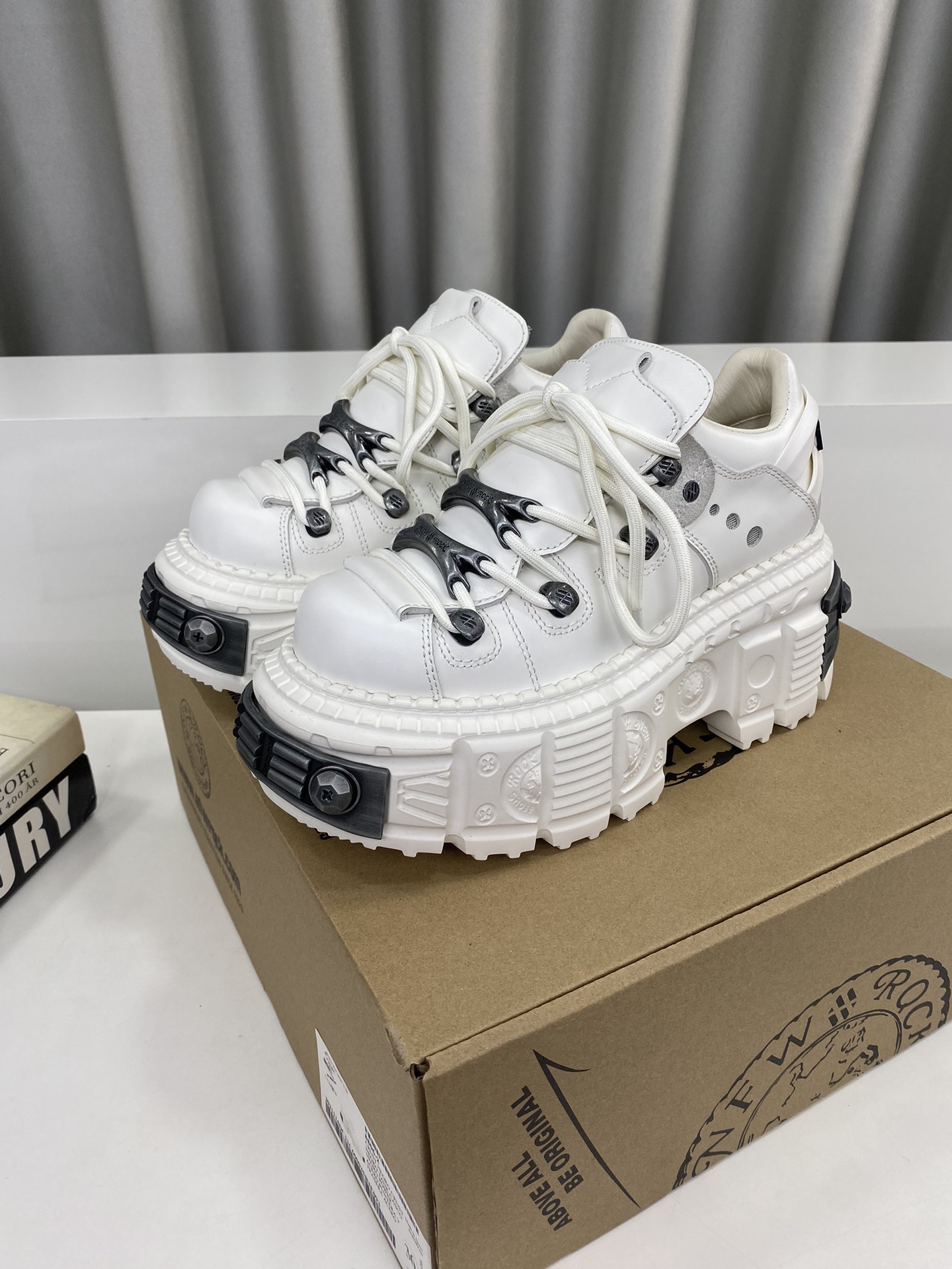 NO:168503,Men's 10 does not deserve the hardware 315 NewRock. Dark Punk Martin Rock Tank Mecha Hardcore War Shoes NEWROCK Spanish high-end shoes brand has a century-old brand of high-end shoes. It has a unique hardcore design that has entered the public's vision. It uses tank elements as the sole design, subverts the norm, breaks the monotony and dullness, lit up the overall shape, attracts attention and achieves a meaningless posture. Under the design-sensible hardcore shape and metal accessories, the unruly punk spirit is opened, interprets a unique and iconic style, showing its pioneering leader level in the field of thick-soled shoes, and is the Nirvana darling of major fashion weeks. The ultra-light foamed sole solves the disadvantages of bulkiness, and those who know how to keep their eyes closed. Fabric is top layer of waxy calfskin. Inner The top layer of cowhide inner.  Original foam combination 8 cm heels are super lightweight. Size 35-39 for women (40 custom made without return or exchange) Men 39-44 for 45 custom made without return or exchange) Counter full set of packaging, casual shoes/sports shoes, sneakers, cowhide19860909男10不配大底五金315 NewRock. 暗黑 朋克 马丁 摇滚 坦克 机甲硬核狂战鞋 NEWROCK 西班牙高阶鞋履百年品牌,独具一格的硬核设计进入大众视野,以坦克元素作为鞋底设计,颠覆成规,打破单调沉闷,点亮整体造型,瞩目吸睛,成就无谓之姿. 充满设计感的硬核造型与金属配件的加特下,开启桀骜不驯的朋克精神,演绎独树一帜的标志性风格,在厚底鞋领域展现了其先锋鼻祖的领袖水准,是各大时装周的涅盘宠儿. 超轻发泡大底解决了笨重的弊端,懂货的闭眼入. 面料 头层蜡感小牛皮. 内里 头层牛皮内里. 原版发泡组合大底8公分跟高超级轻. 码数女35-39（40定做不退换） 男39-44（45定做不退换） 专柜全套包装,休闲鞋/运动鞋,sneakers,cowhide,Women's Shoes