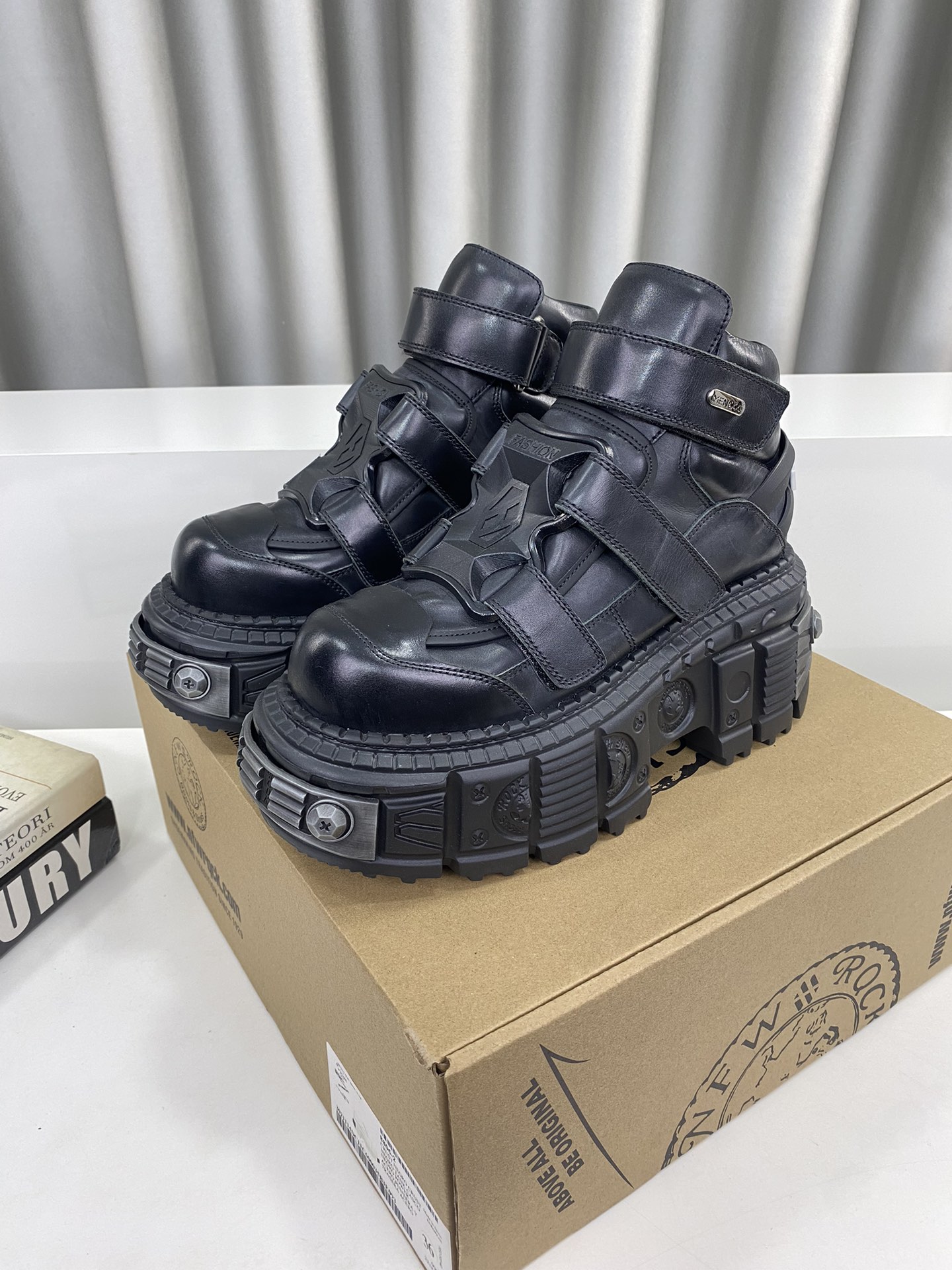 NO:168508,Men's 10, not suitable for the hardware 335 NewRock. Dark Punk Martin Rock Tank Mecha Hardcore Battle Boots NEWROCK Spanish high-end shoes brand, a century-old brand of unique hardcore design has entered the public's vision. With tank elements as the sole design, it subverts the norm, breaks the monotony and dullness, lit up the overall shape, attracts attention and achieves a meaningless posture. Under the design-sensible hardcore shape and metal accessories, the unruly punk spirit is opened, interprets a unique and iconic style, showing its pioneering leader level in the field of thick-soled shoes, and is the Nirvana darling of major fashion weeks. The ultra-light foamed sole solves the disadvantages of bulkiness, and those who know how to keep their eyes closed. Fabric is waxy calfskin. Inner is top layer of cowhide leather. Inner is top layer of cowhide leather.  Original foam combination 8 cm heels are super lightweight. Size 35-39 for women (40 custom made without return or exchange) Men 39-44 for 45 custom made without return or exchange) Counter full set of packaging, casual shoes/sports shoes, boots, sneakers, cowhide19860909男10 不配大底五金335 NewRock. 暗黑 朋克 马丁 摇滚 坦克 机甲硬核战靴 NEWROCK 西班牙高阶鞋履百年品牌,独具一格的硬核设计进入大众视野,以坦克元素作为鞋底设计,颠覆成规,打破单调沉闷,点亮整体造型,瞩目吸睛,成就无谓之姿. 充满设计感的硬核造型与金属配件的加特下,开启桀骜不驯的朋克精神,演绎独树一帜的标志性风格,在厚底鞋领域展现了其先锋鼻祖的领袖水准,是各大时装周的涅盘宠儿. 超轻发泡大底解决了笨重的弊端,懂货的闭眼入. 面料 头层蜡感小牛皮. 内里 头层牛皮内里. 原版发泡组合大底8公分跟高超级轻. 码数女35-39（40定做不退换）  男39-44（45定做不退换） 专柜全套包装,休闲鞋/运动鞋,boots,sneakers,cowhide,Women's Shoes