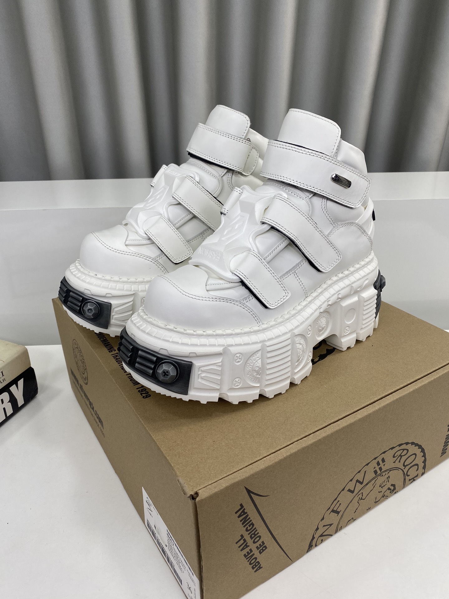 NO:168510,Men's 10, not suitable for the hardware 335 NewRock. Dark Punk Martin Rock Tank Mecha Hardcore Battle Boots NEWROCK Spanish high-end shoes brand, a century-old brand of unique hardcore design has entered the public's vision. With tank elements as the sole design, it subverts the norm, breaks the monotony and dullness, lit up the overall shape, attracts attention and achieves a meaningless posture. Under the design-sensible hardcore shape and metal accessories, the unruly punk spirit is opened, interprets a unique and iconic style, showing its pioneering leader level in the field of thick-soled shoes, and is the Nirvana darling of major fashion weeks. The ultra-light foamed sole solves the disadvantages of bulkiness, and those who know how to keep their eyes closed. Fabric is waxy calfskin. Inner is top layer of cowhide leather. Inner is top layer of cowhide leather.  Original foam combination 8 cm heels are super lightweight. Size 35-39 for women (40 custom made without return or exchange) Men 39-44 for 45 custom made without return or exchange) Counter full set of packaging, casual shoes/sports shoes, boots, sneakers, cowhide19860909男10 不配大底五金335 NewRock. 暗黑 朋克 马丁 摇滚 坦克 机甲硬核战靴 NEWROCK 西班牙高阶鞋履百年品牌,独具一格的硬核设计进入大众视野,以坦克元素作为鞋底设计,颠覆成规,打破单调沉闷,点亮整体造型,瞩目吸睛,成就无谓之姿. 充满设计感的硬核造型与金属配件的加特下,开启桀骜不驯的朋克精神,演绎独树一帜的标志性风格,在厚底鞋领域展现了其先锋鼻祖的领袖水准,是各大时装周的涅盘宠儿. 超轻发泡大底解决了笨重的弊端,懂货的闭眼入. 面料 头层蜡感小牛皮. 内里 头层牛皮内里. 原版发泡组合大底8公分跟高超级轻. 码数女35-39（40定做不退换） 男39-44（45定做不退换） 专柜全套包装,休闲鞋/运动鞋,boots,sneakers,cowhide,Women's Shoes