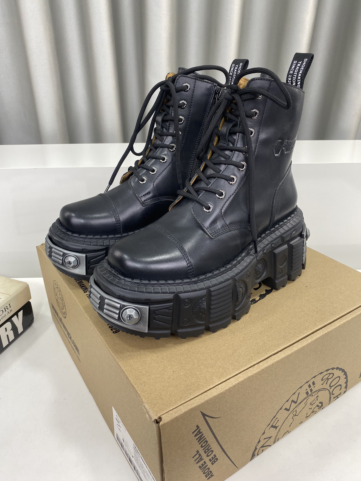 NO:168516,/ Men's 10 Not suitable for the hardware 305 NewRock. Dark Punk Martin Rock Tank Mecha Hardcore Battle Boots NEWROCK Spanish high-end shoes brand has a century-old brand of unique hardcore design. It uses tank elements as the sole design, subverts the rules, breaks the monotony and dullness, lit up the overall shape, attracts attention and achieves a meaningless posture. Under the design-oriented hardcore shape and metal accessories, the unruly punk spirit is opened, interprets a unique and iconic style, showing its pioneering leader level in the field of thick-soled shoes, and is the Nirvana darling of major fashion weeks. The ultra-light foamed sole solves the disadvantages of bulkiness, and those who know how to keep their eyes closed. Fabric is top layer of wax calfskin. Inner top layer of cowhide inner.  Original foam combination 8 cm heels are super lightweight. Size 35-39 for women (40 custom made without return or exchange) Men 39-44 for 45 custom made without return or exchange) Counter full set of packaging, casual shoes/sports shoes, boots, sneakers, cowhide19860909/男10 不配大底五金305 NewRock. 暗黑 朋克 马丁 摇滚 坦克 机甲硬核战靴 NEWROCK 西班牙高阶鞋履百年品牌,独具一格的硬核设计进入大众视野,以坦克元素作为鞋底设计,颠覆成规,打破单调沉闷,点亮整体造型,瞩目吸睛,成就无谓之姿. 充满设计感的硬核造型与金属配件的加特下,开启桀骜不驯的朋克精神,演绎独树一帜的标志性风格,在厚底鞋领域展现了其先锋鼻祖的领袖水准,是各大时装周的涅盘宠儿. 超轻发泡大底解决了笨重的弊端,懂货的闭眼入. 面料 头层蜡感小牛皮. 内里 头层牛皮内里. 原版发泡组合大底8公分跟高超级轻. 码数女35-39（40定做不退换） 男39-44（45定做不退换） 专柜全套包装,休闲鞋/运动鞋,boots,sneakers,cowhide,Women's Shoes