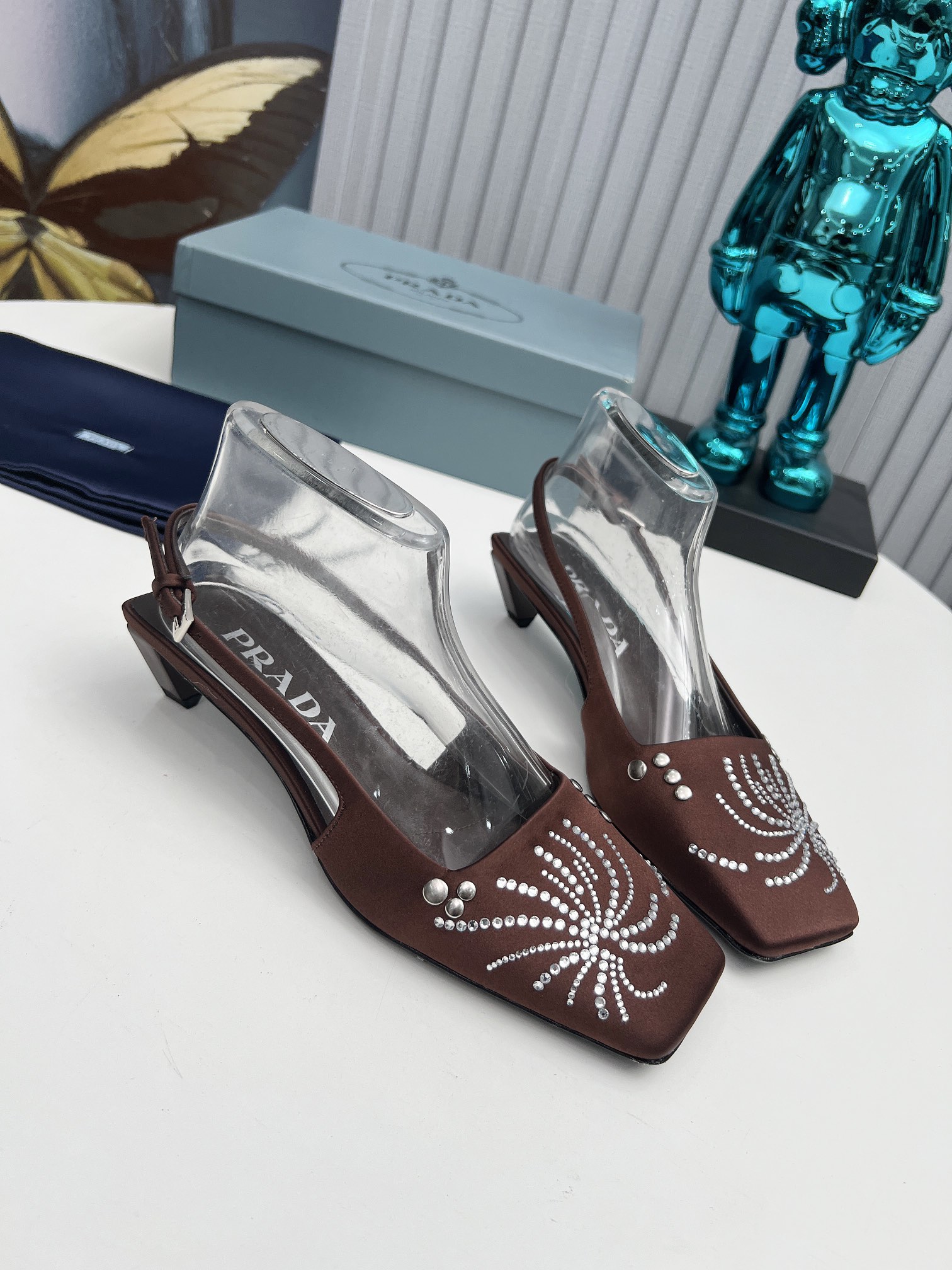 NO:231606,2025 SSS launches the latest Prada long and short boots, sandals, single shoes, thin heels, hollows, thick heels series ————————————— PRADA early spring catwalks Internet celebrity style 