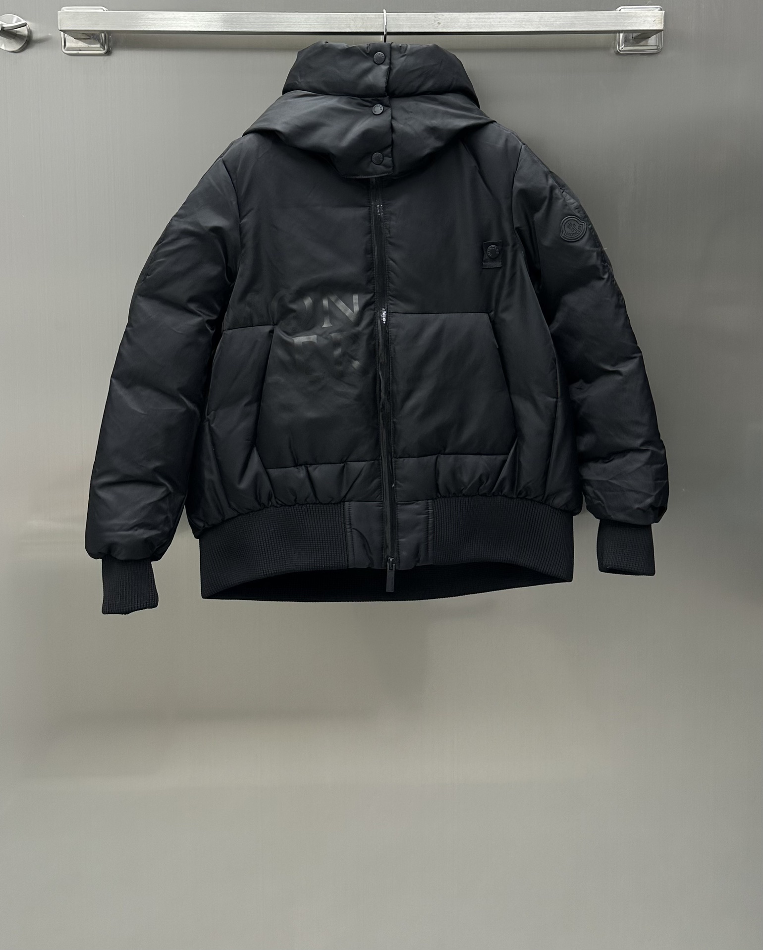 NO:696716,Equipped with dust bag Moncle* New product on the shelves. Detachable hooded down jacket made of custom YB imported nylon. The garment is more crisp and stylish. Exclusive windproof and waterproof fabric. The front of the garment pocket is decorated with permeable letters. Unique and fashionable. Elastic hem cuffs. Autumn and winter wear. Warmer and airtight. Iconic brand seal decoration on the sleeves. The details present the perfect appearance. Detachable hood. Switch between different styles at will. Development of surface accessories. Hooded bread down jacket.  The upper body is fashionable and stylish. The down filling standard: national standard 90. The down filling material: goose down. High version 0 1 2 3 2 colors, down jacket, hats,19860909配防尘袋Moncle* 新品上架可拆卸连帽羽绒服定制YB进口尼龙材质 成衣更为挺括有型 专属防风防水面料 成衣口袋前片饰以渗透字母装饰 独特时髦 松紧下摆袖口 秋冬穿搭 更为保暖 密不透风 手袖处标志性品牌章仔装饰 细节呈现完美品相 可拆卸帽子 随意切换不同风格 面辅料开发 连帽面包羽绒服 上身时髦洋气 充绒标准:国标90 充绒物:鹅绒 高版本0 1 2 3 2色,,down jacket,hats,,Women's clothing