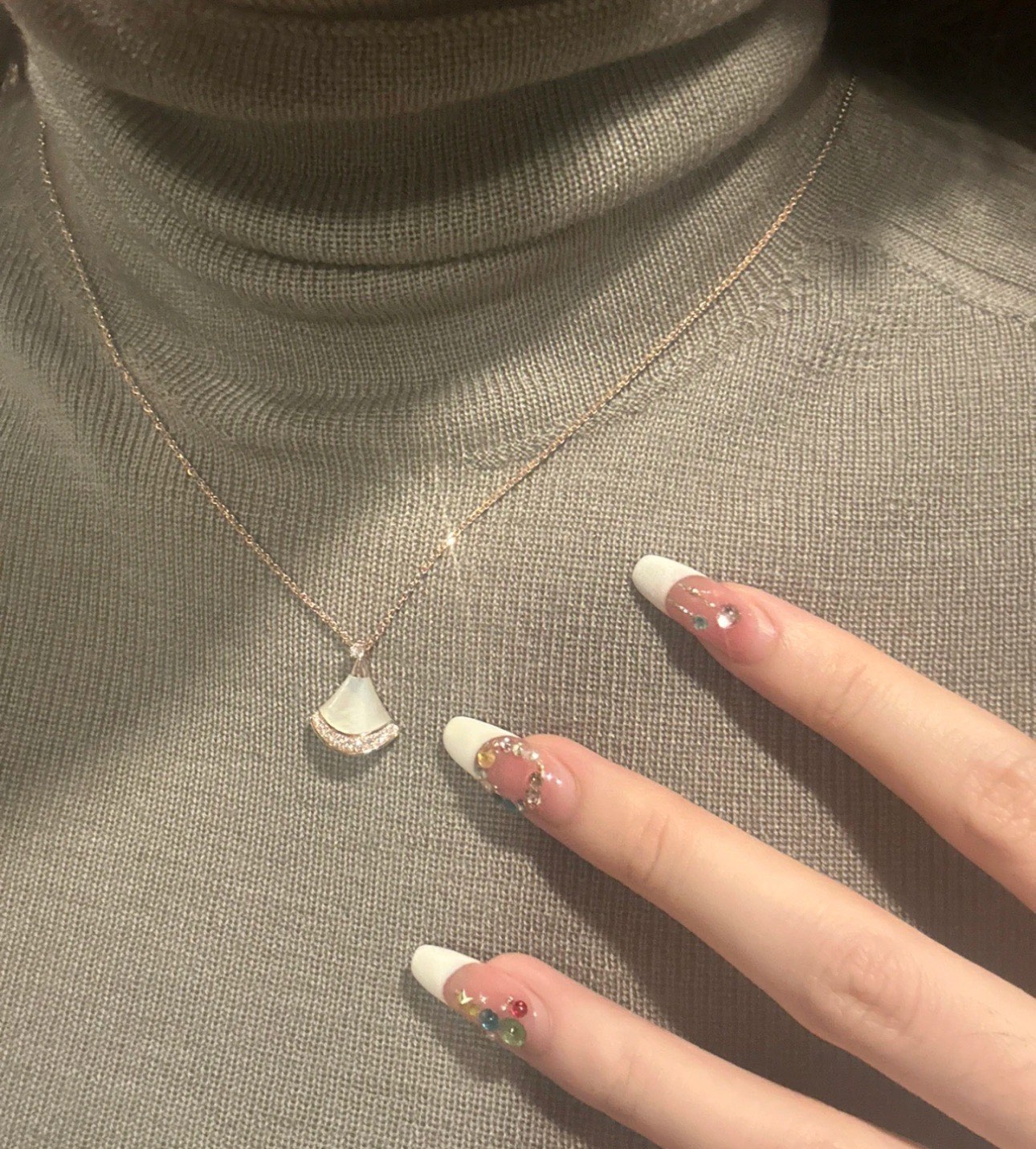 NO:634653,88240 The latest model arrived today. Small fan inlaid with diamonds and white shell rose gold necklace. The white shell has its own luster and has a vague sense of transparency. A circle of sparkling diamonds under the fan looks smart and cute. The upper body is particularly gentle and delicate. The temperament is white and rich. Standard high-end jewelry customization. Natural white mother-of-pearl zircon. Actual S sterling silver and real gold electroplating. CNC process. The necklace comes with free packaging. A full set of packaging is required as a gift and an additional 40,,necklace,pure  silver,Cardia high-end jewelry1986090988240今日到货最新款 小号扇子镶钻白贝玫瑰金项链 白贝自带光泽 还有隐隐约约的通透感 扇子下面一圈闪钻显得灵动又可爱 上身特别温柔精致 气质白富美标配 高级珠宝定制 天然白贝母锆石 实拍S纯银真金电镀 cnc工艺 项链带免费包装 需要送礼配全套包装另加40,,necklace,pure silver,卡迪亚高端饰品,Jewelry