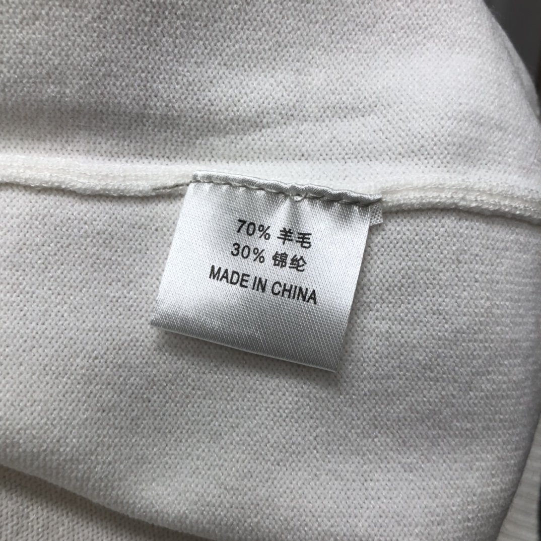 PP.BURBERRY巴宝莉2023年HK专柜同款同步上新圆领针织羊毛衫采用客供100%羊毛面料柔软贴身