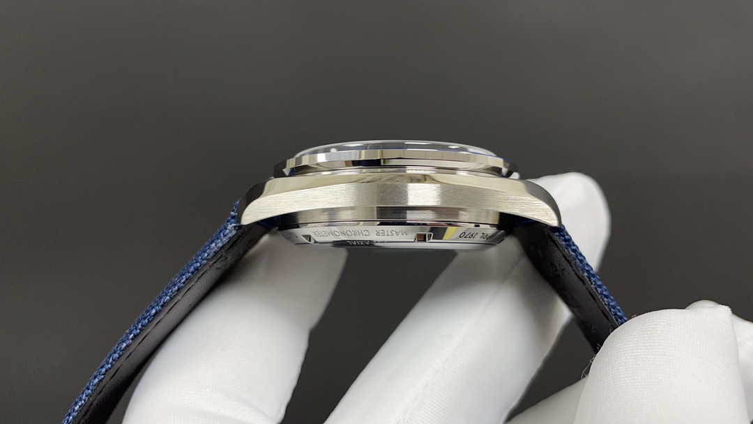 Omega 今日推荐 史努比50周年 开飞船 玩转地球 42mm 自动上链机械机芯