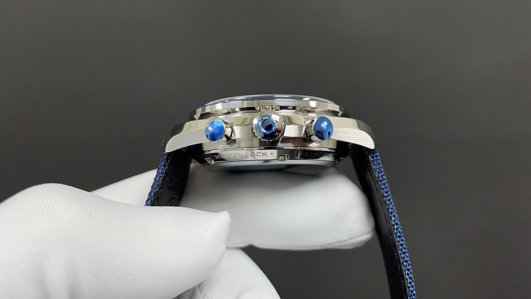 Omega 今日推荐 史努比50周年 开飞船 玩转地球 42mm 自动上链机械机芯