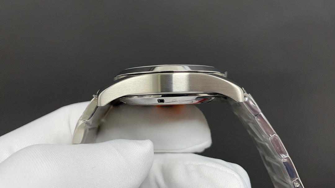 Omega 今日推荐 150米 大黄蜂 41mm 8500机